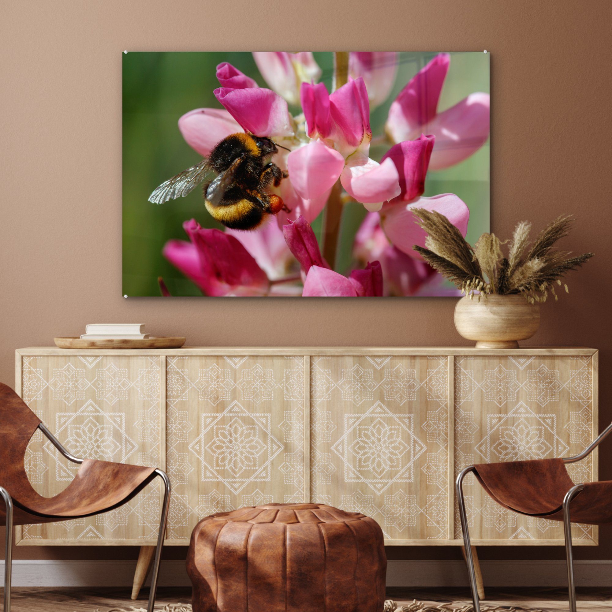 leuchtend Hummel (1 Eine St), Blume, & Wohnzimmer Schlafzimmer einer rosa auf Acrylglasbild sitzt MuchoWow Acrylglasbilder