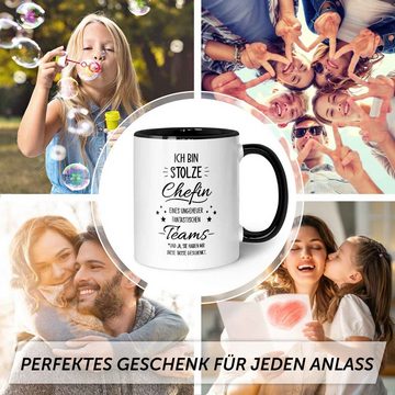 GRAVURZEILE Tasse mit Spruch - Stolze Chefin - Langlebiger Druck - Lustiges Geschenk, aus Keramik - Spülmaschinenfest, Farbe: Schwarz & Weiß