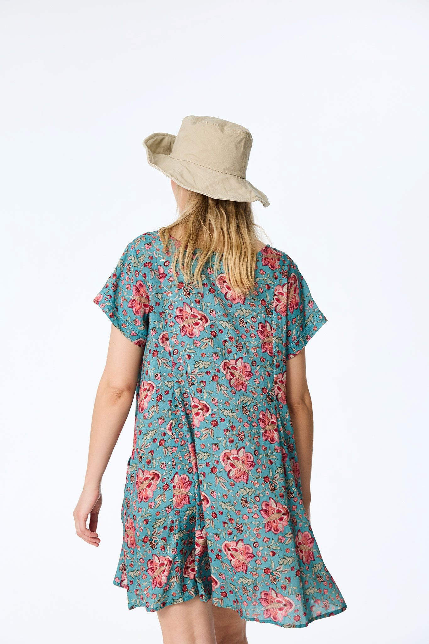 Himalaya Clothing Tunika Edles Kleid Damen mit stilvollem Blütenmuster in leuchtenden Farben Fließendes Blumenkleid aus hochwertiger Viskose