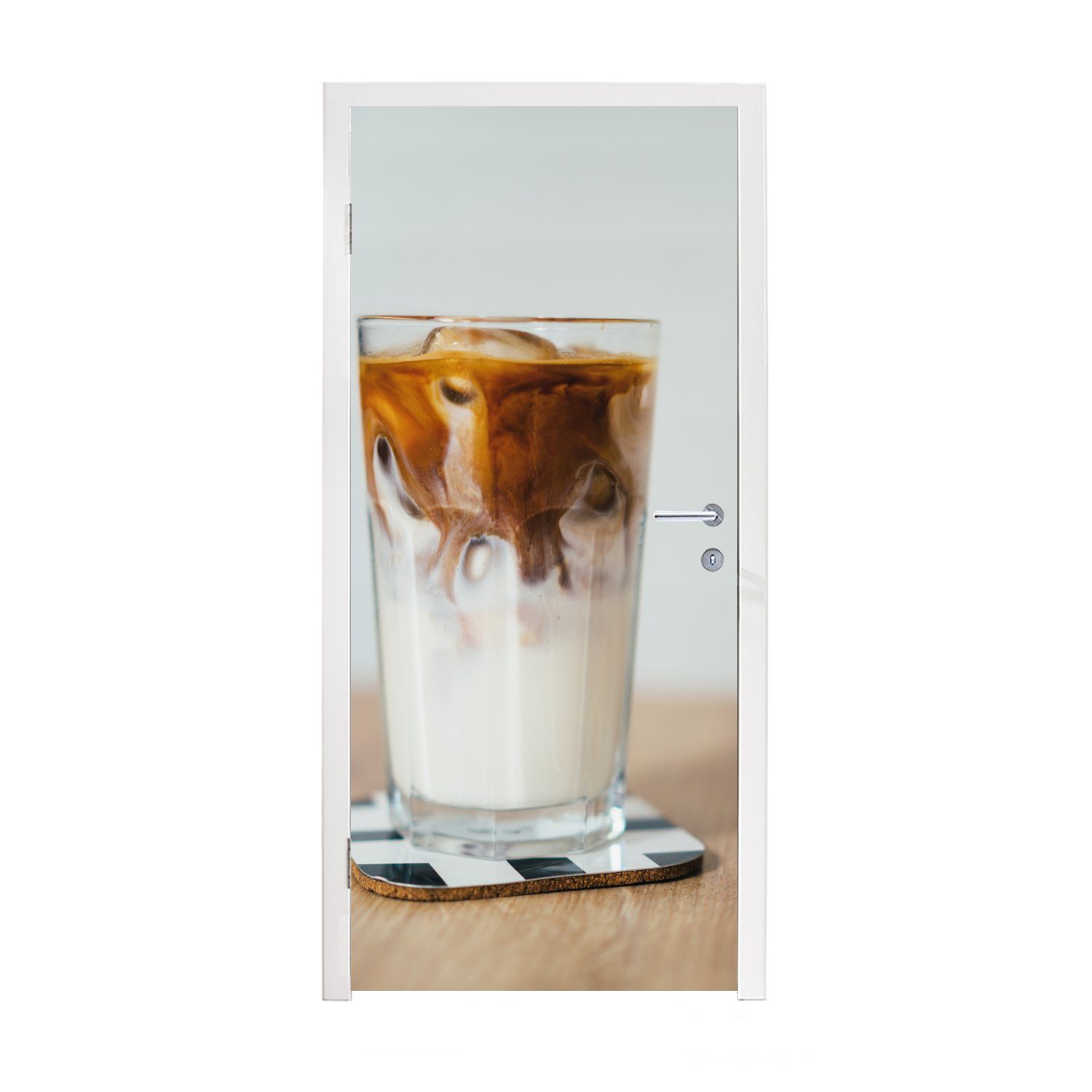 MuchoWow Türtapete Eine Tasse Eiskaffee auf einem Holztisch, Matt, bedruckt, (1 St), Fototapete für Tür, Türaufkleber, 75x205 cm