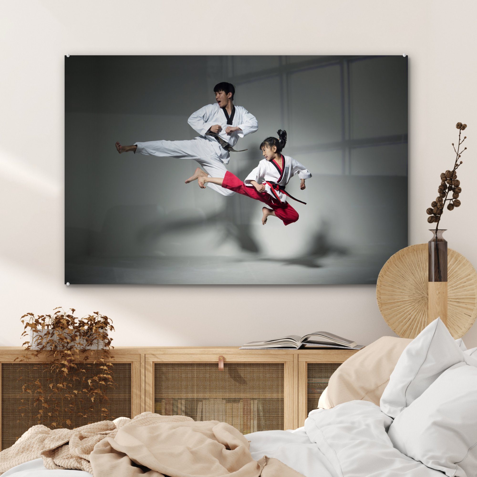 Acrylglasbilder & beim MuchoWow Acrylglasbild Schlafzimmer (1 St), Wohnzimmer Zwei Personen Taekwondo-Training,