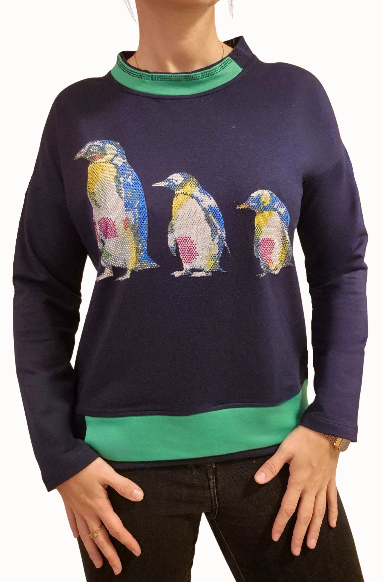 Gio Milano Stehkragenpullover G29-1123, "Pinguine" mit Strassbesatz aufgesetzter Kontrastsaum