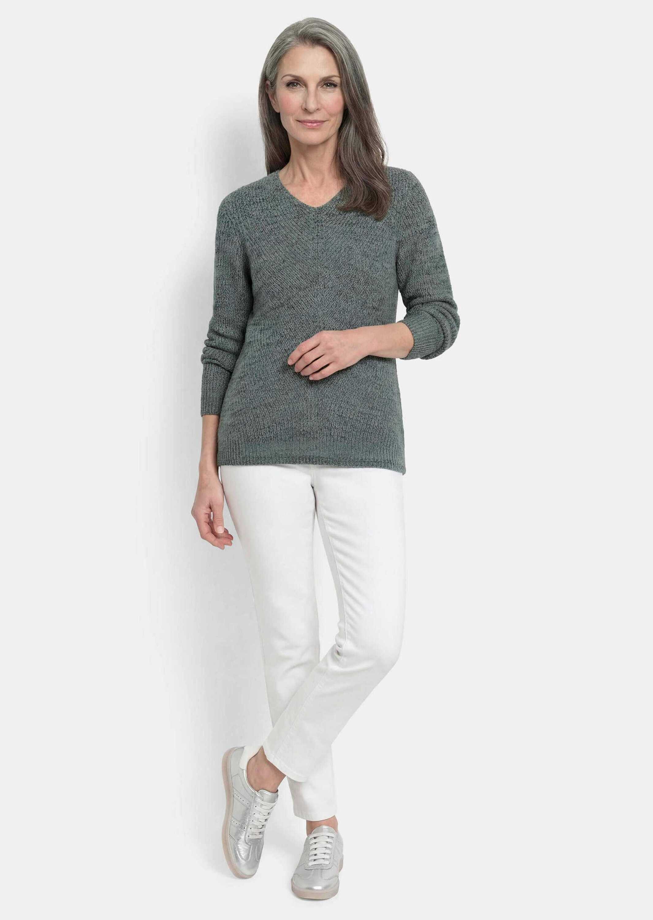 GOLDNER Strickpullover Kurzgröße: Strickpullover mit V-Ausschnitt Figurbetonter Feinstrick mit diagonaler Rippenstruktur und Langarm