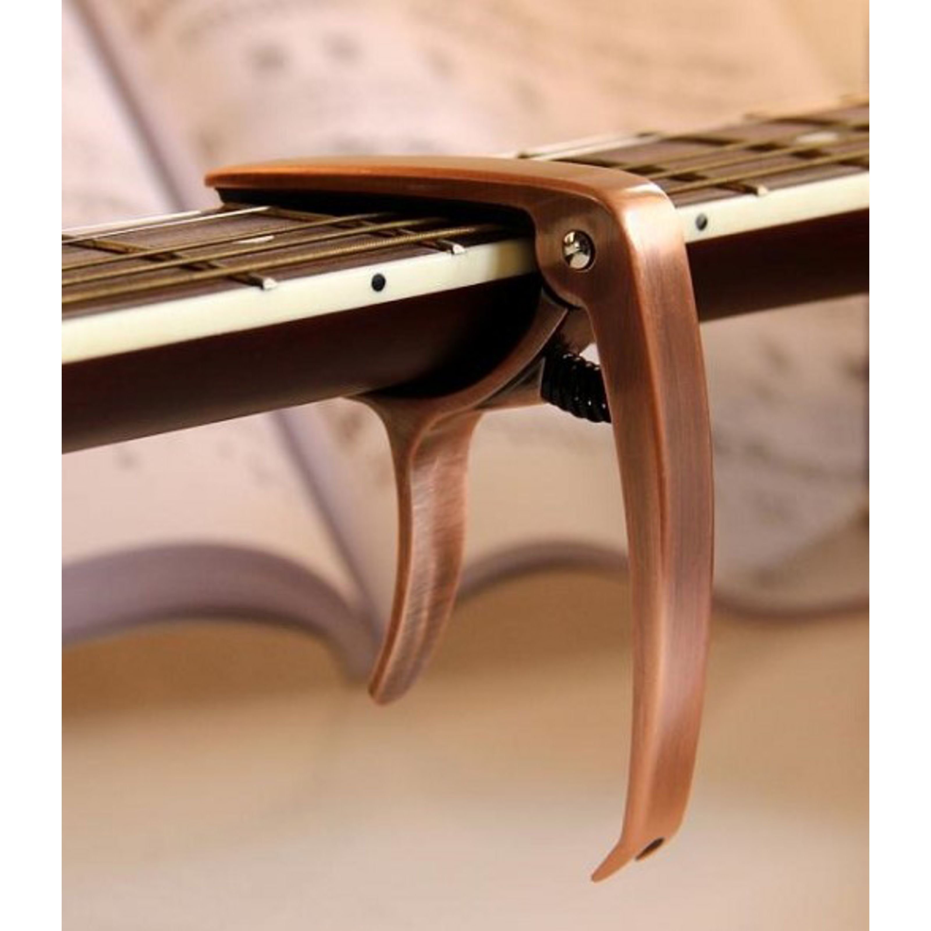 MUSIC STORE Westerngitarre, MS-EGC Capodaster Curved BR Kapodaster für Western- und E-Gitarre Sichere und Feste Befestigung Einfache Entfernung von Bridge Pins Braune Holzoptik, Zubehör, Kapodaster, Capodaster, Westerngitarre, E-Gitarre