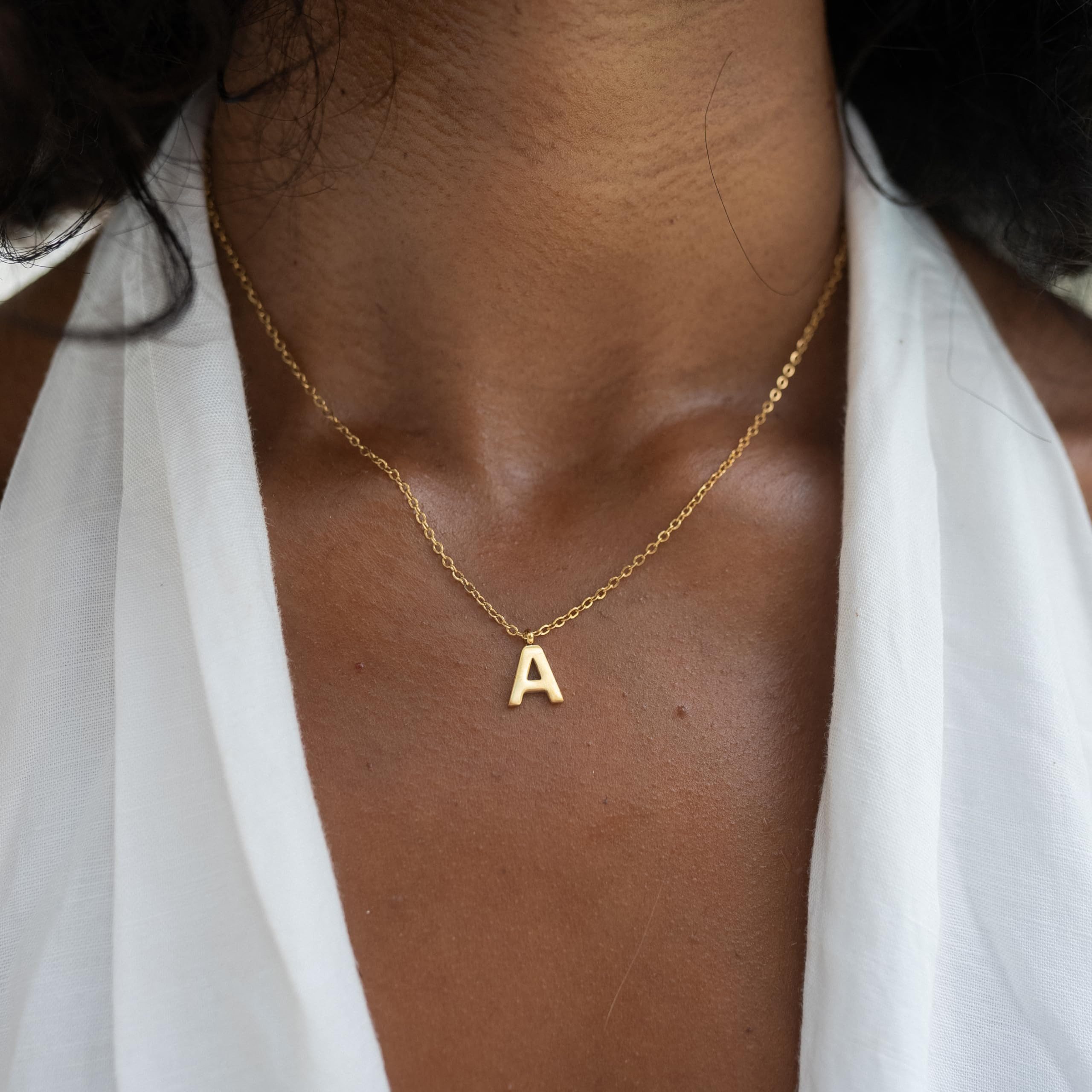 Made by Nami Kette mit Anhänger Edelstahlkette mit Buchstaben Anhänger Gold günstig online kaufen