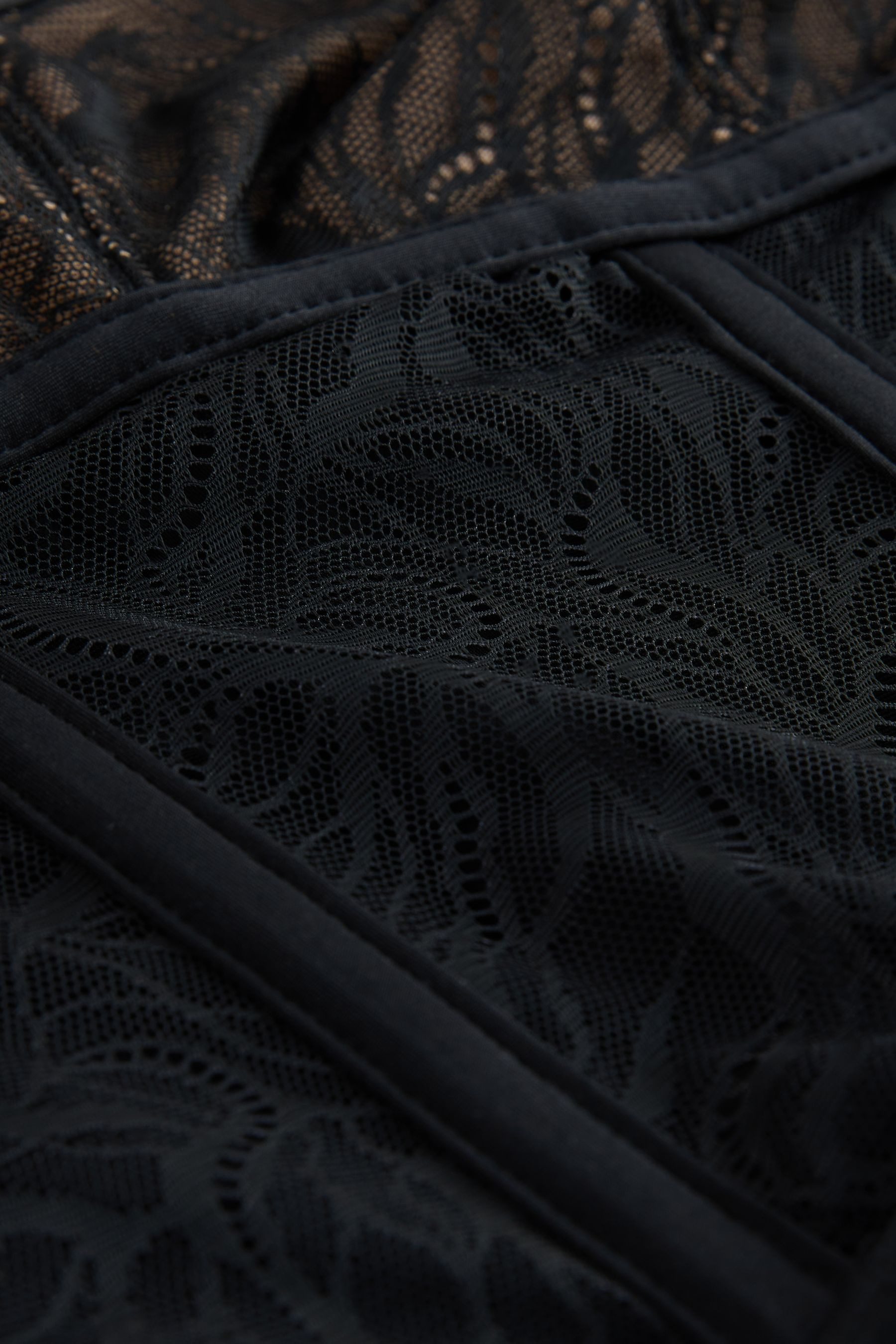 LIPSY Kurzarmbody Lipsy Bodysuit mit Flügelärmeln und Spitzendetail (1-tlg)