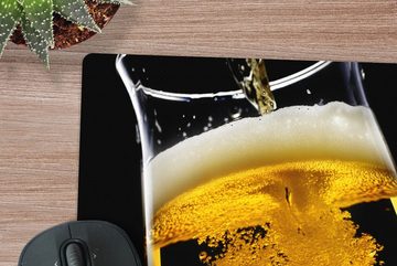 MuchoWow Gaming Mauspad Bier wird in ein Bierglas gegossen (1-St), Mousepad mit Rutschfester Unterseite, Gaming, 40x40 cm, XXL, Großes