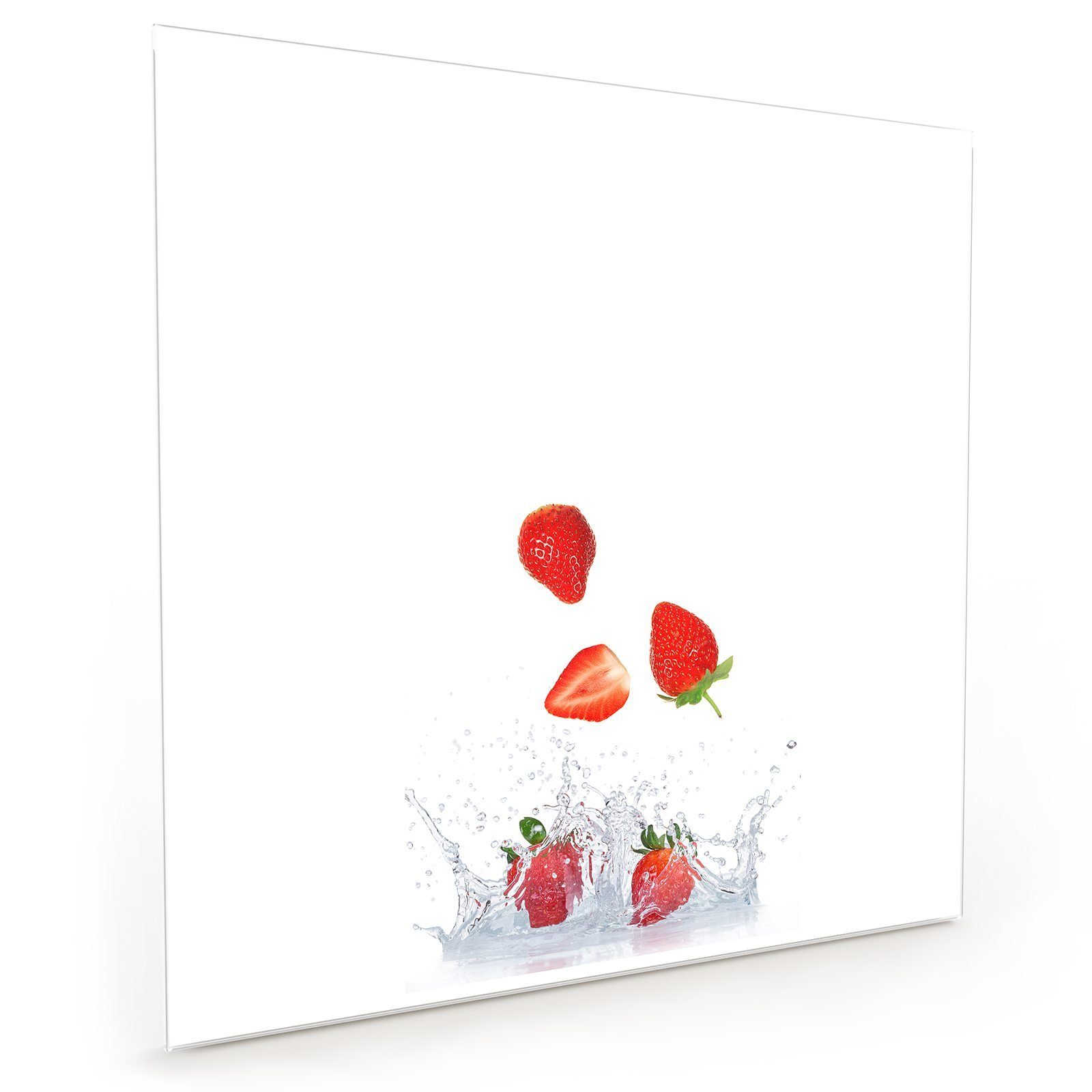 Primedeco Küchenrückwand Spritzschutz Glas Erdbeeren in Milch fliegend