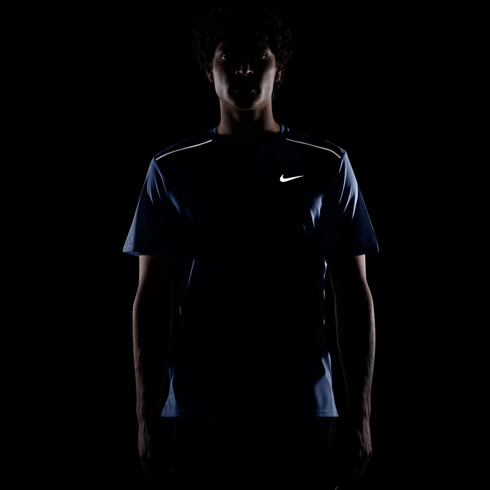 Nike Laufshirt M NK DF UV MILER SS normaler Schnitt, mit kurzen Ärmeln, sportlich, für Laufen – Bild 4 von 4