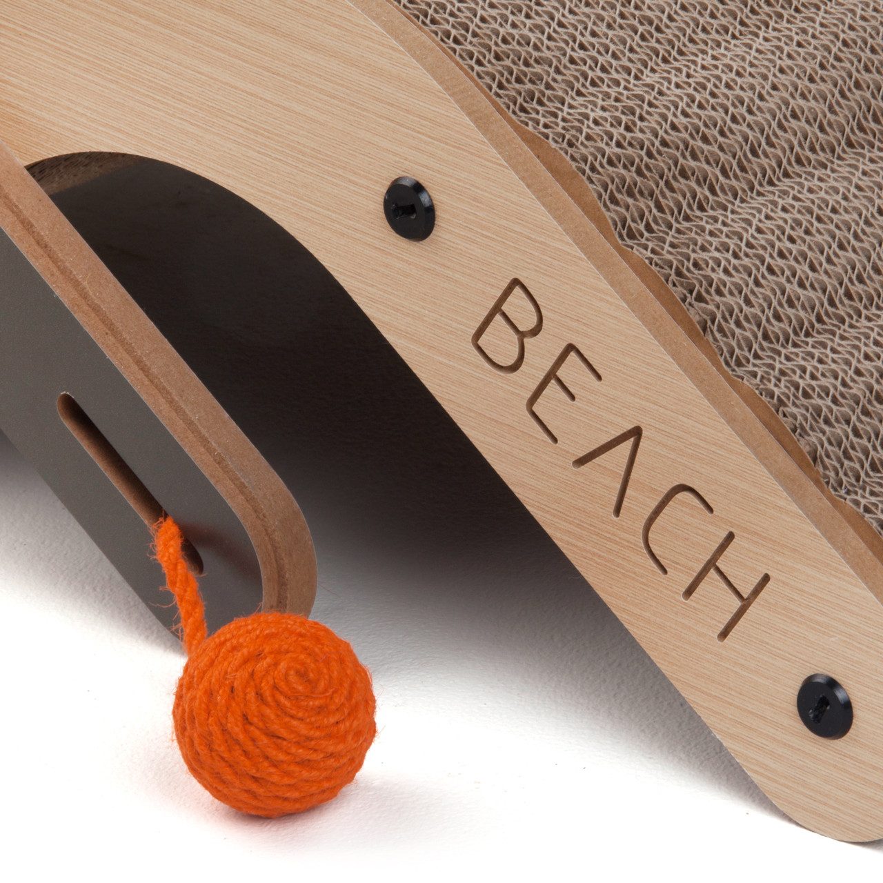 Canadian Cat Company Kratzbrett Design-Kratzmöbel Beach Chair, Katzenliege, Sonnenliege für Katzen, hell, 70 x 35 x 25 cm