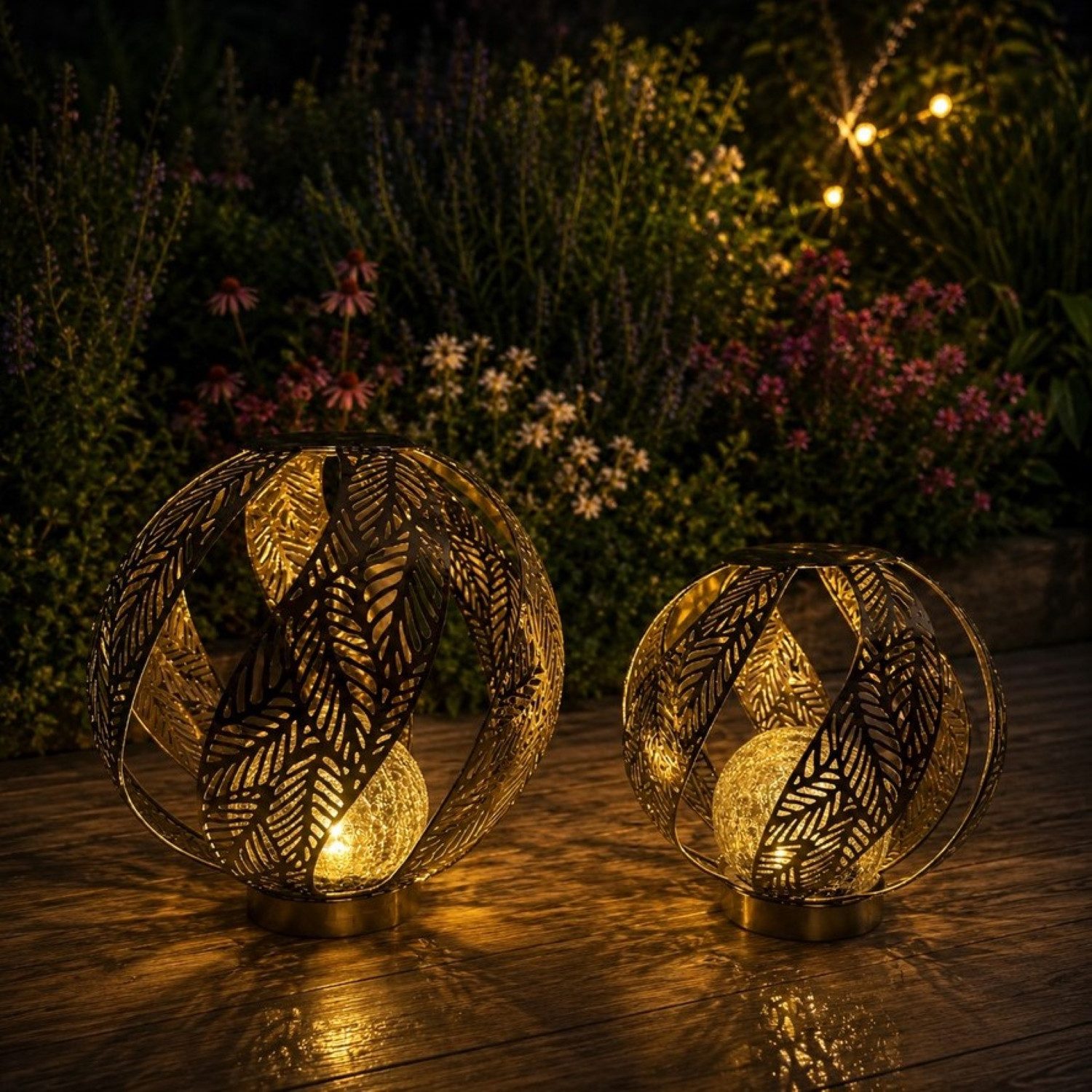 Online-Fuchs LED Solarleuchte für außen - 2 große Kugeln aus Metall & Glas - Deko Figuren Garten, Bruchglaskugel mit LED, warmweiße Beleuchtung, moderne Gartendekoration mit sanften Lichtakzenten