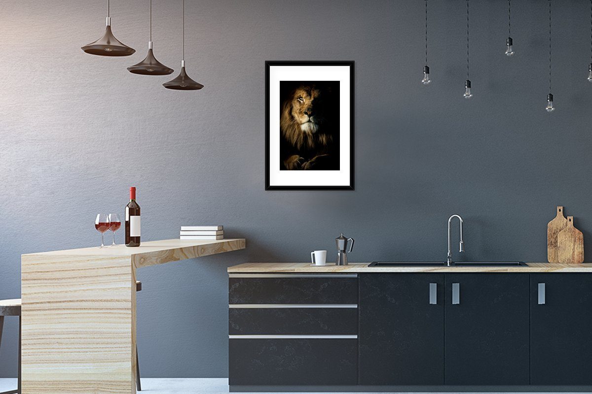 Schwarzem Kunstdruck, MuchoWow Poster, Poster Schwarz, Licht St), Rahmen, (1 Gerahmtes - - Löwe mit Bilderrahmen