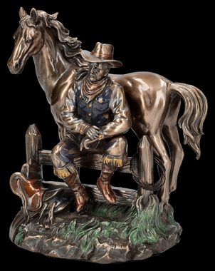 Figuren Shop GmbH Dekofigur Cowboy Figur mit Pferd bei der Rast - Wilder Westen Western Dekofigur