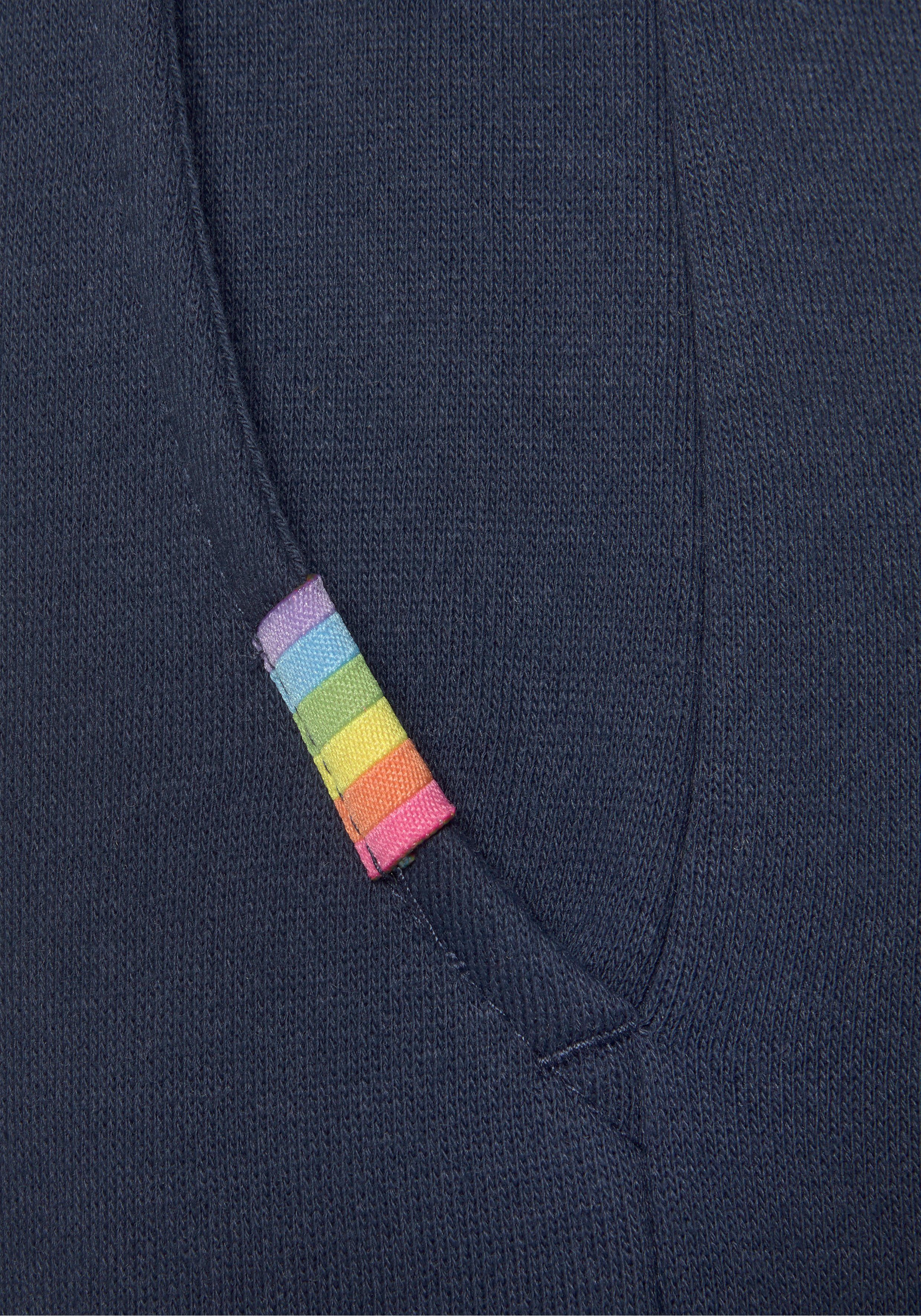 LASCANA Relaxshorts Pride mit Regenbogen-Label nachtblau