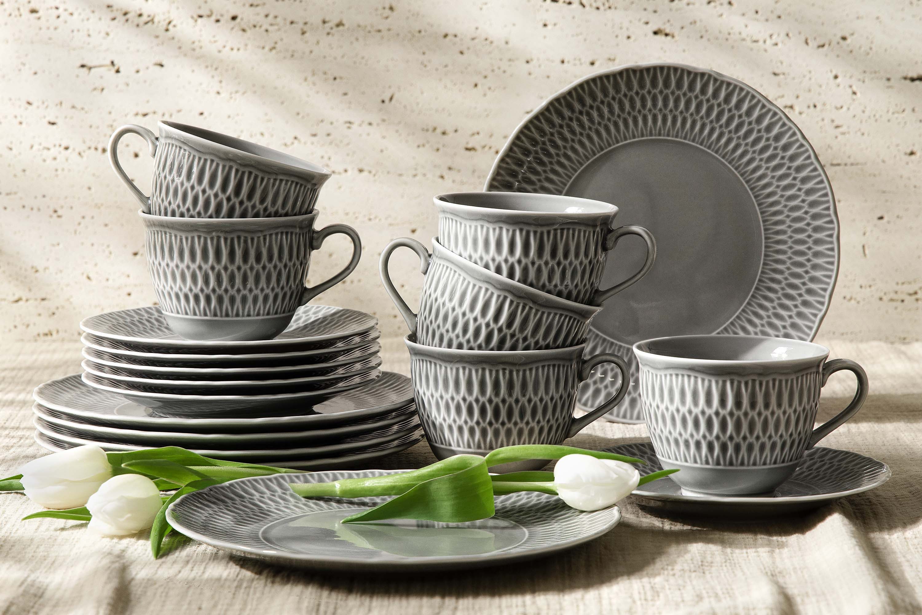 KONSIMO® Kaffeeservice CMIELOW SOFIA Kombiservice, Hochwertiges Premium-Hartporzellan (18-tlg), 6 Personen, Porzellan, spülmaschinengeeignet, mikrowellengeeignet, mit eleganten Verzierungen