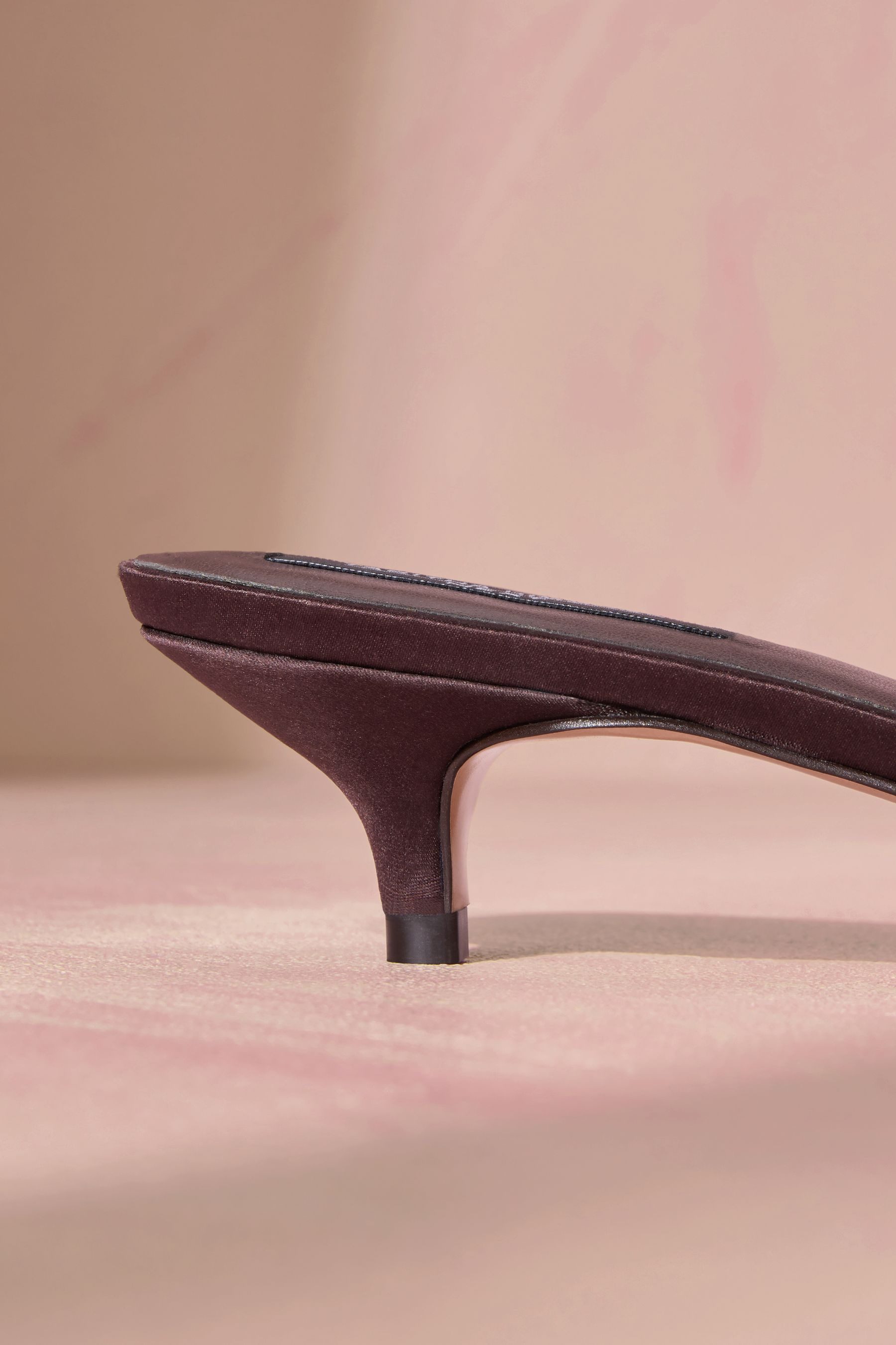 Next Tabitha Simmons x Next Lauren Satinpantoletten Mules (1-tlg)