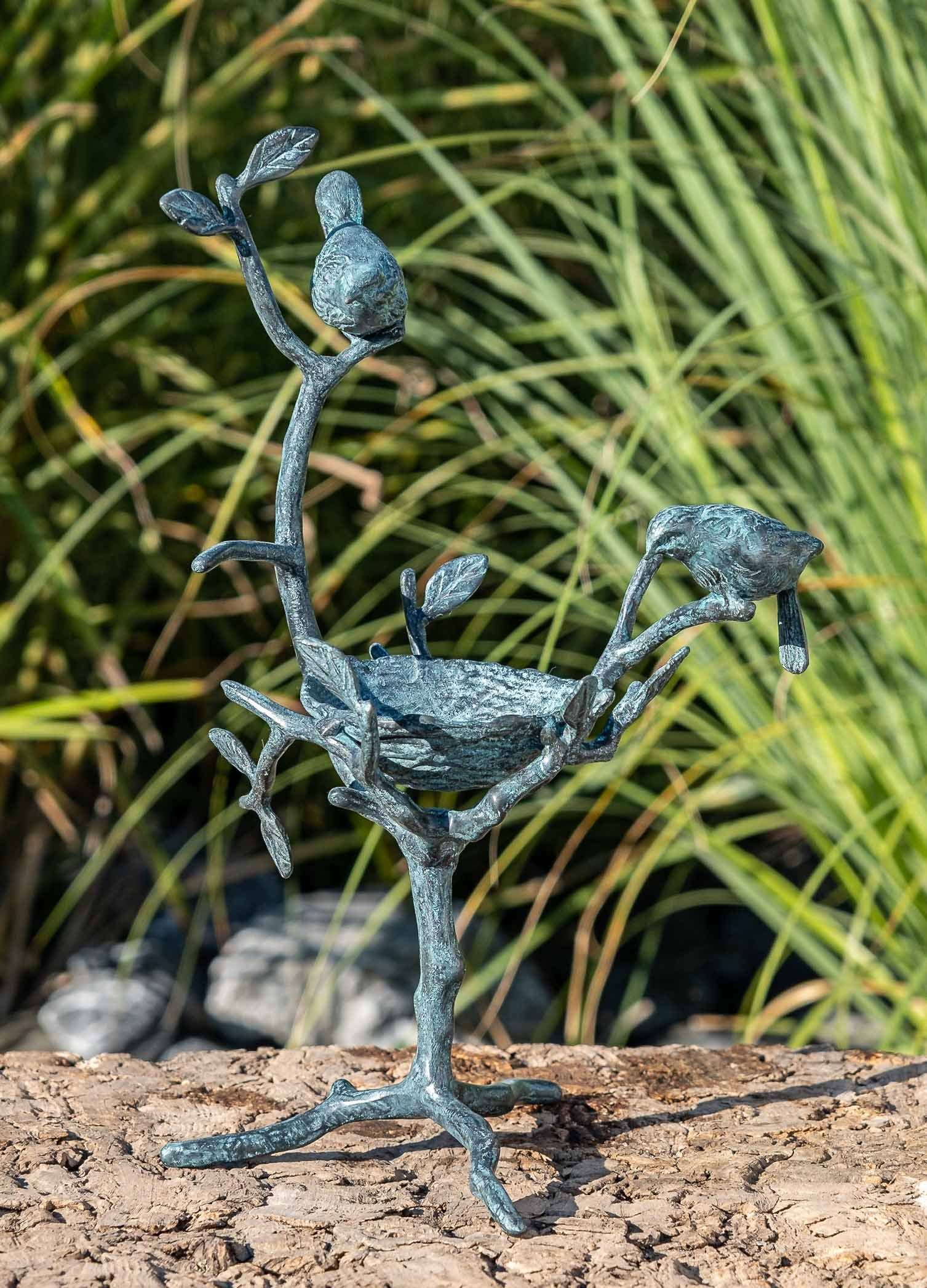 IDYL Gartenfigur IDYL Bronze-Skulptur Zwei Vögel mit Vogelnest, Bronze – sehr robust – Langlebig – witterungsbeständig gegen Frost, Regen und UV-Strahlung. Die Modelle werden in Wachsausschmelzverfahren in Bronze gegossen und von Hand patiniert.