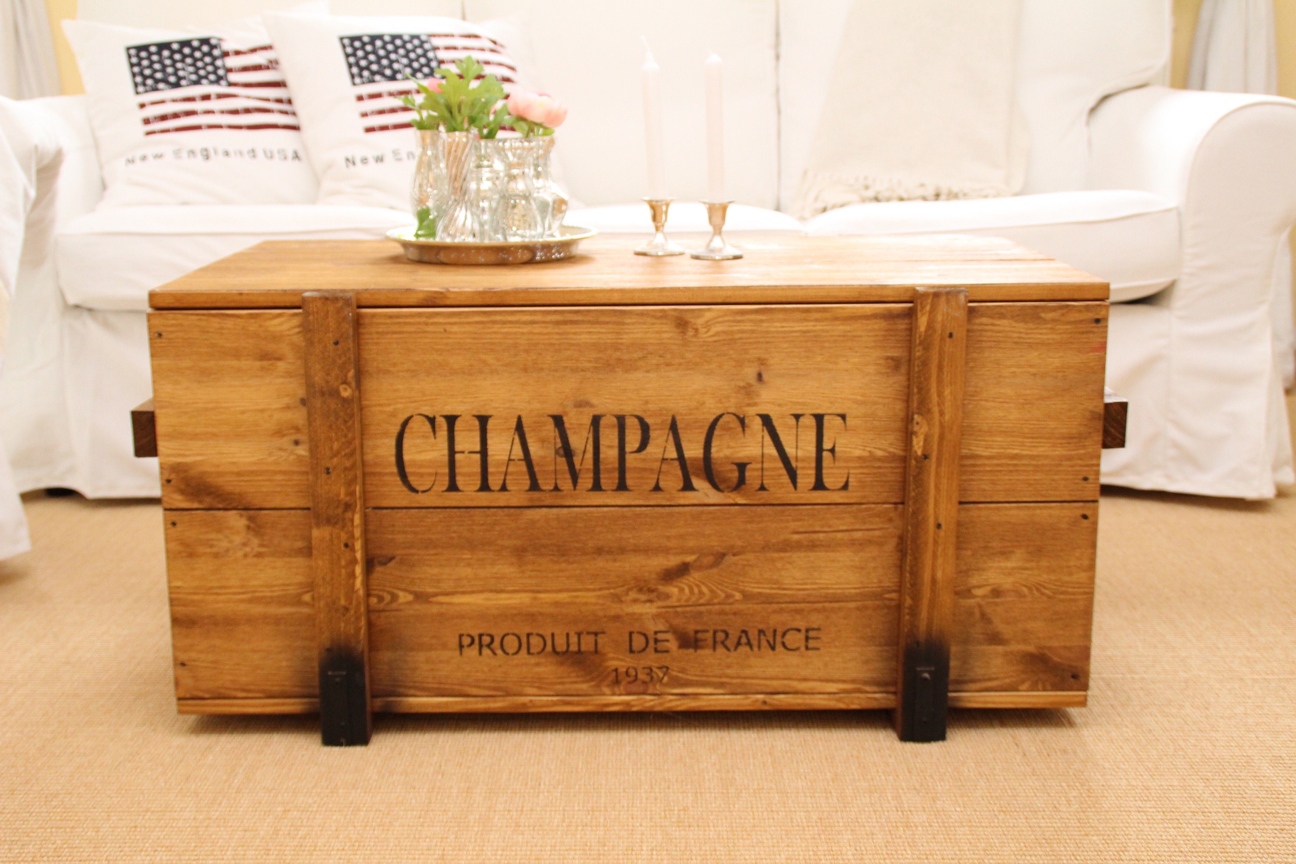 elegantem Champagne, Uncle Truhentisch mit Joe´s Schriftzug