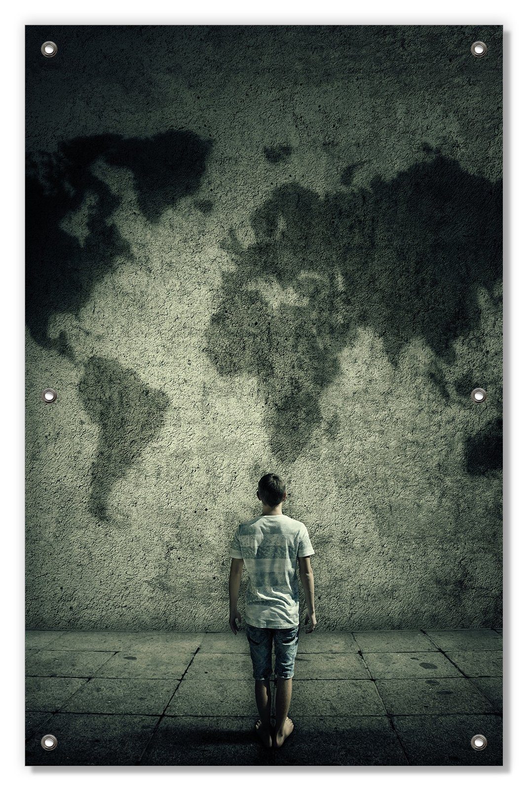 Sonnenschutz Kleiner Junge vor Weltkarte an grauer Beton-Wand, Wallario, blickdicht, mit Saugnäpfen, wiederablösbar und wiederverwendbar