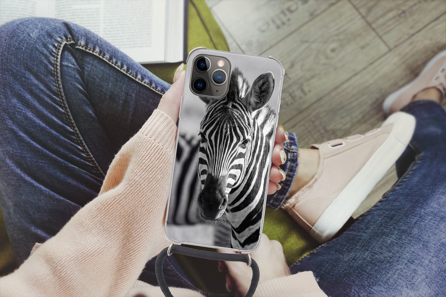 MuchoWow Handyhülle für Apple iPhone 12 Pro Zebras - Schwarz - Weiß, Tragbare Handyhüllen mit Kette zum umhängen, Handykette Handyband