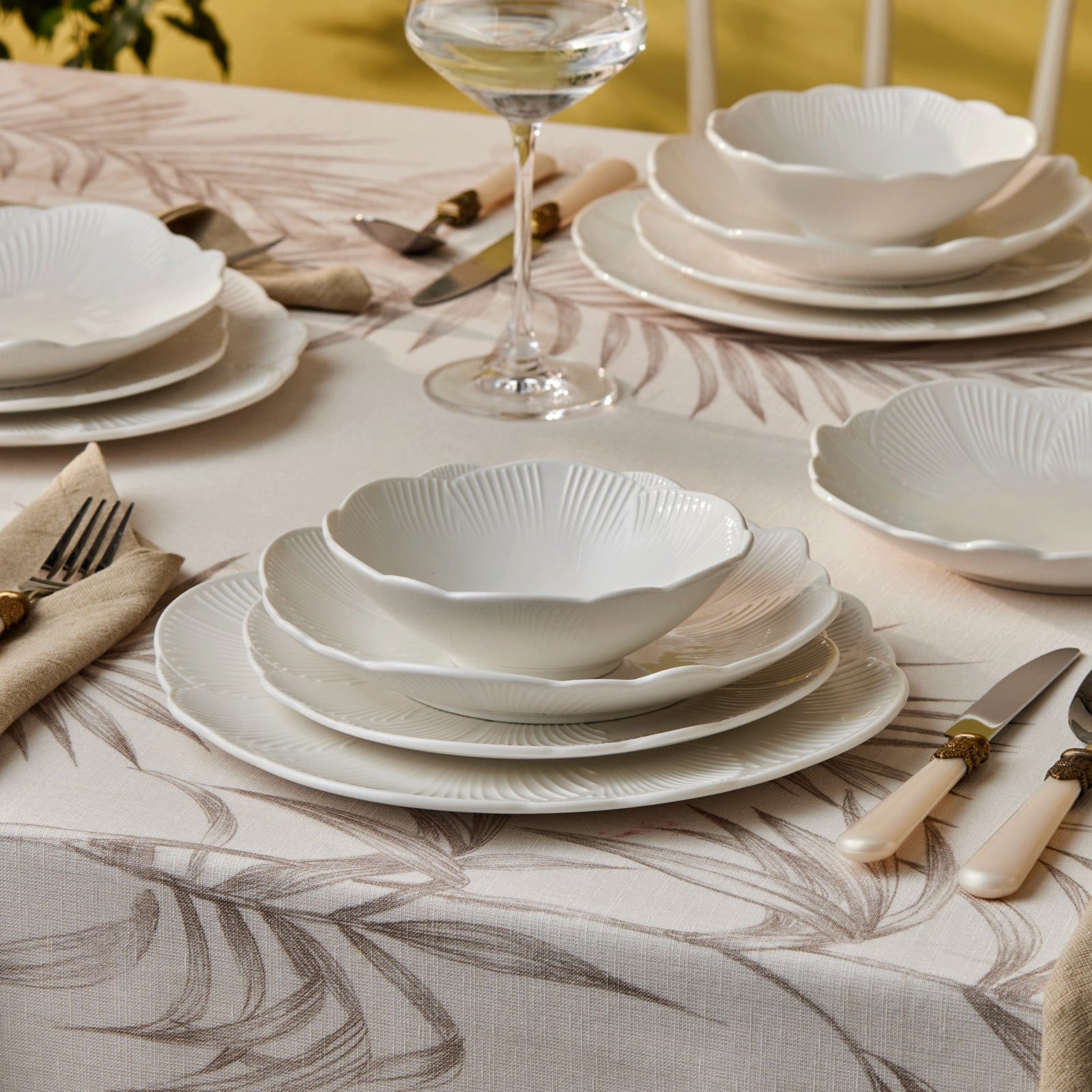 Karaca Geschirr-Set Bloom 24-teiliges Bone China Tafelservice für 6 Personen, Weiß
