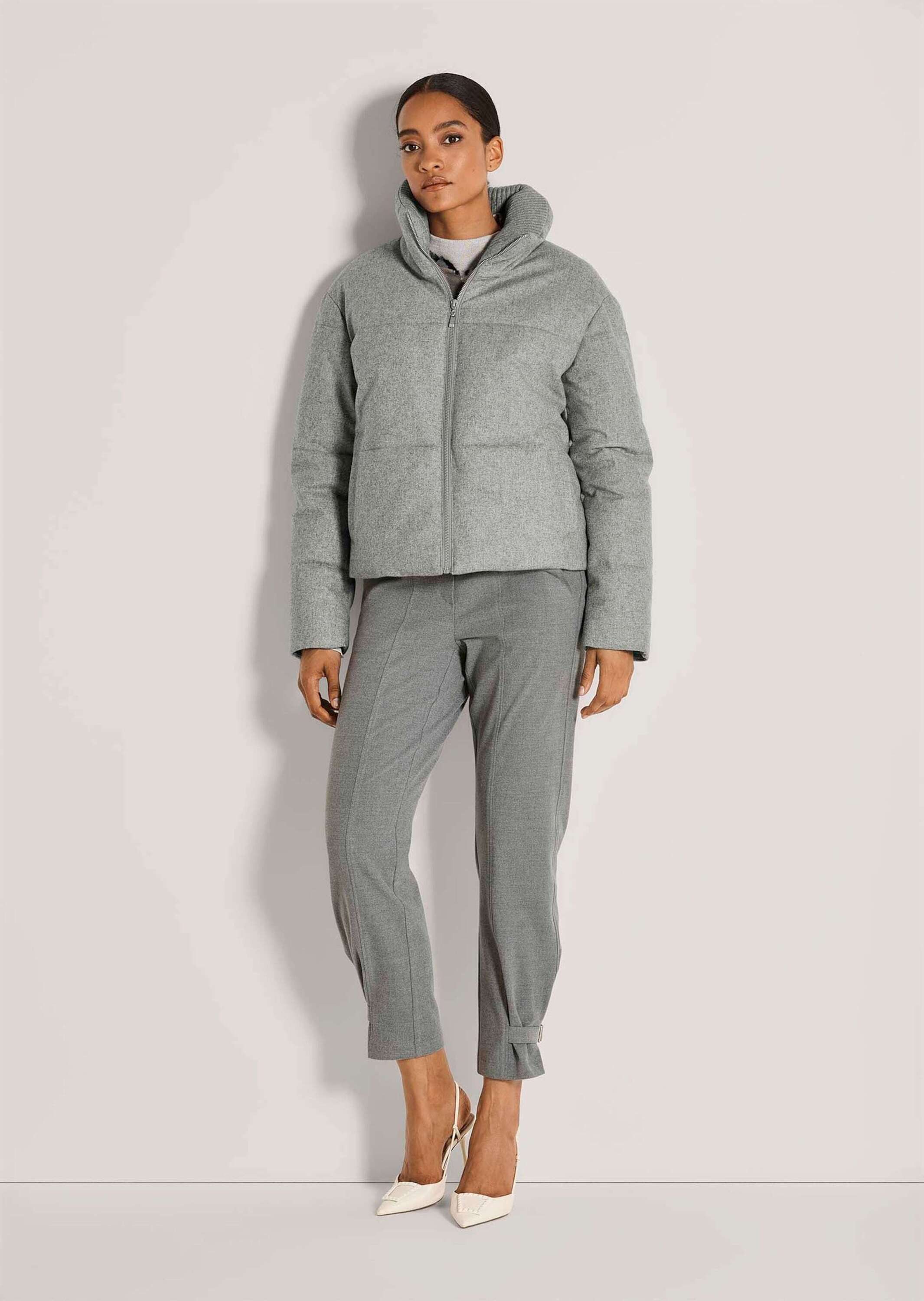 MADELEINE Outdoorjacke Urbaner Chic für kalte Tage Kastige Form mit hohem Stehkragen und langen Ärmeln