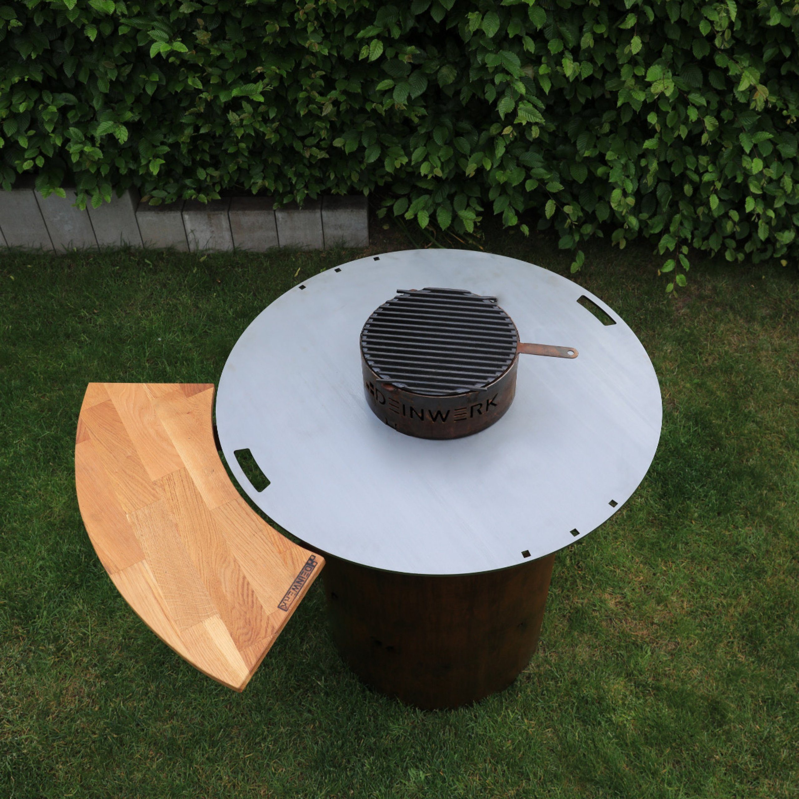 DEINWERK Feuerstelle DEINWERK Grillfass-Set Grilltonne aus Corten mit Plancha, Grillrost