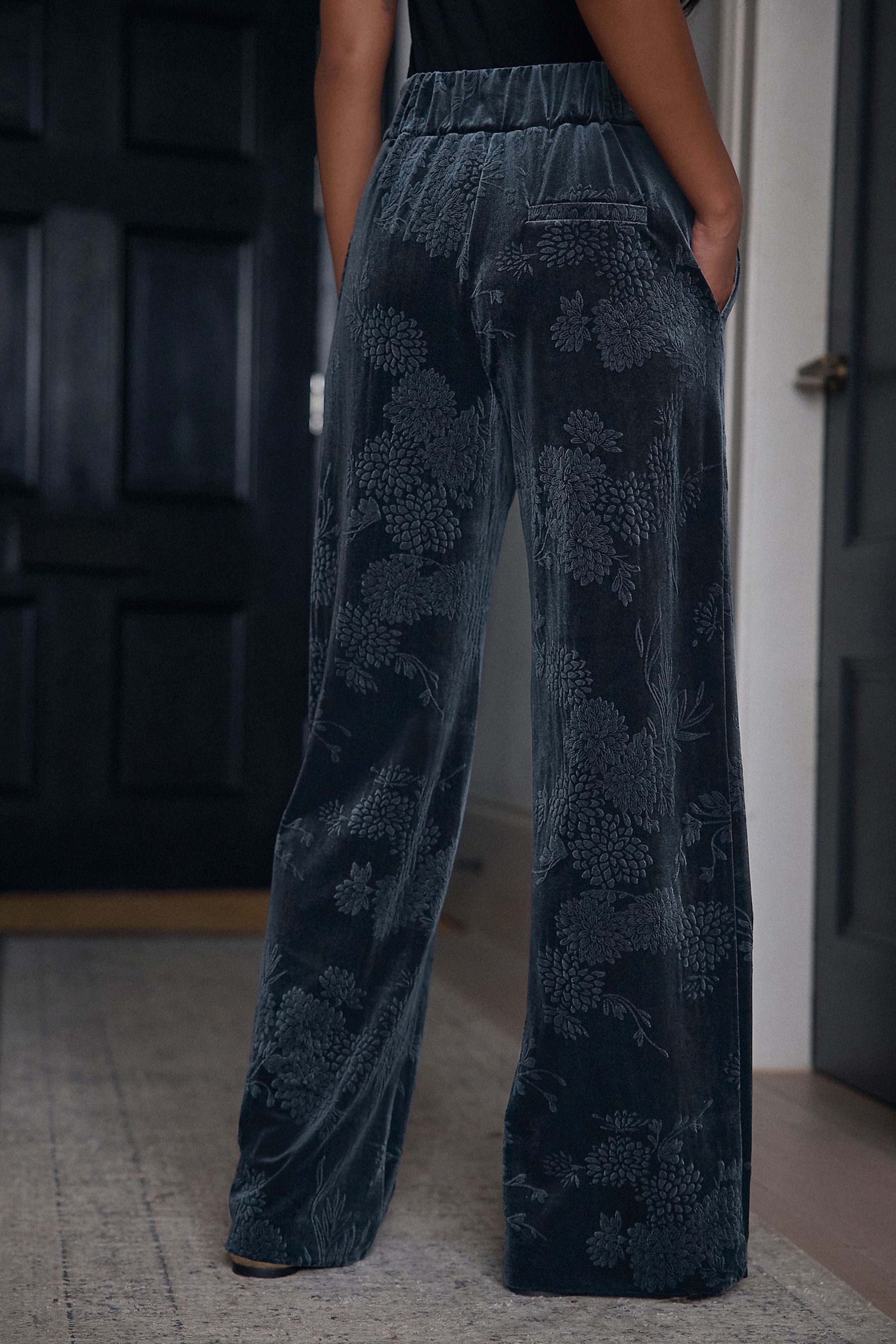 Next Anzughose Samthose mit weitem Beinschnitt und Prägung (1-tlg)