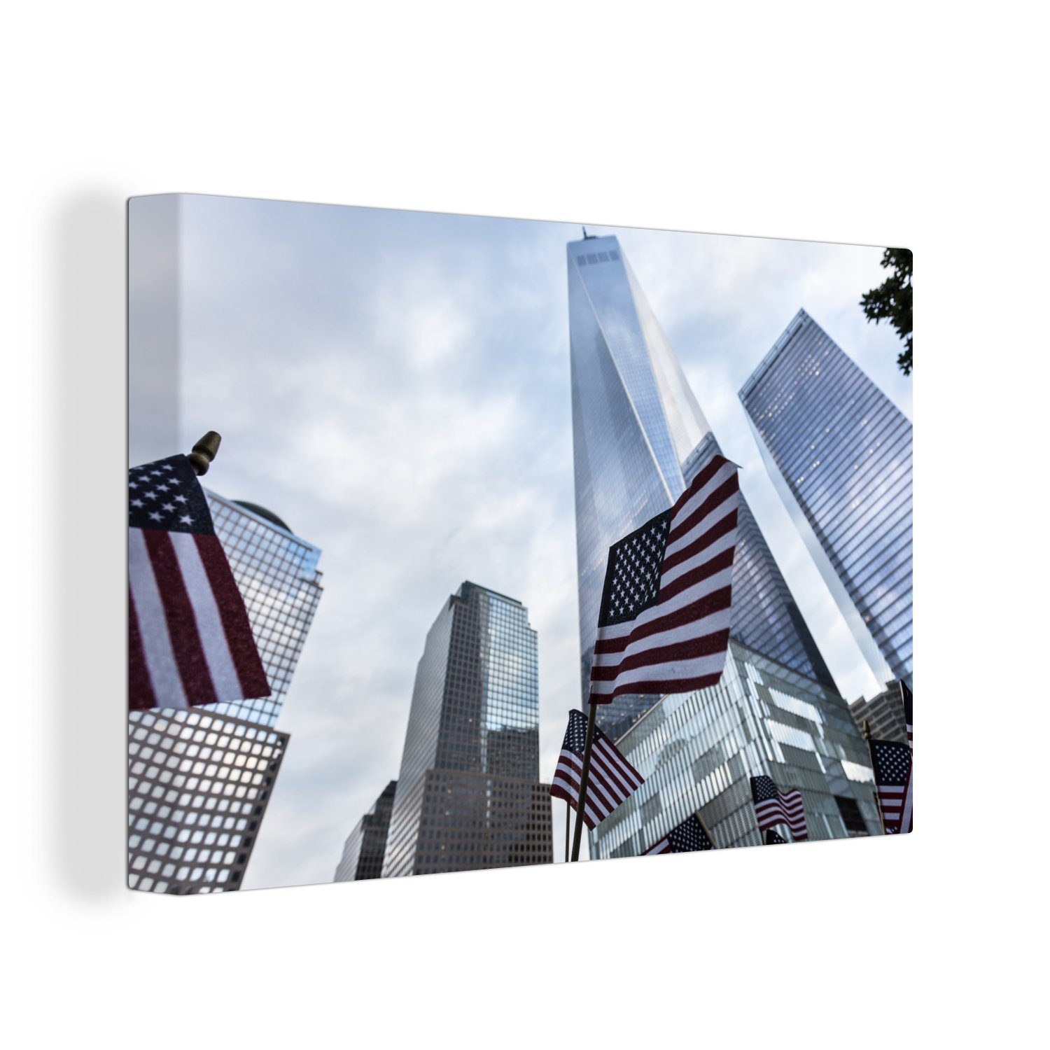 OneMillionCanvasses® Leinwandbild Eine Ansicht der amerikanischen Flagge am World Trade Center von unten, (1 St), Wandbild Leinwandbilder, Aufhängefertig, Wanddeko, 30x20 cm