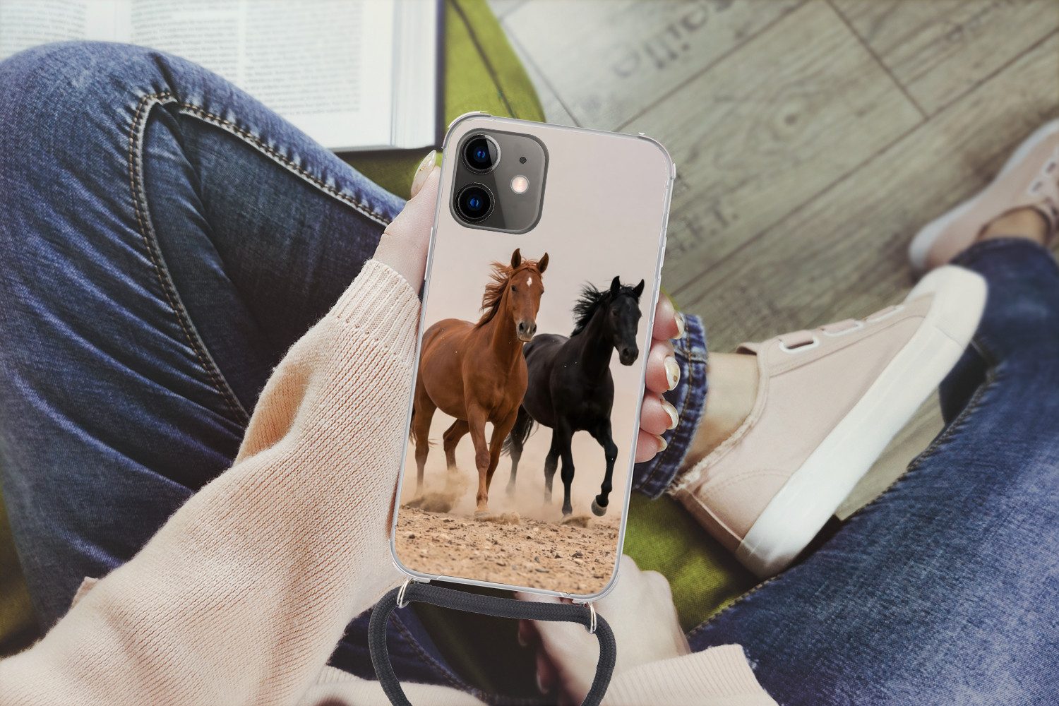 MuchoWow Handyhülle für Apple iPhone 12 Mini Pferdeherde - Staubwolke - Braun - Schwarz, Tragbare Handyhüllen mit Kette zum umhängen, Handykette Handyband