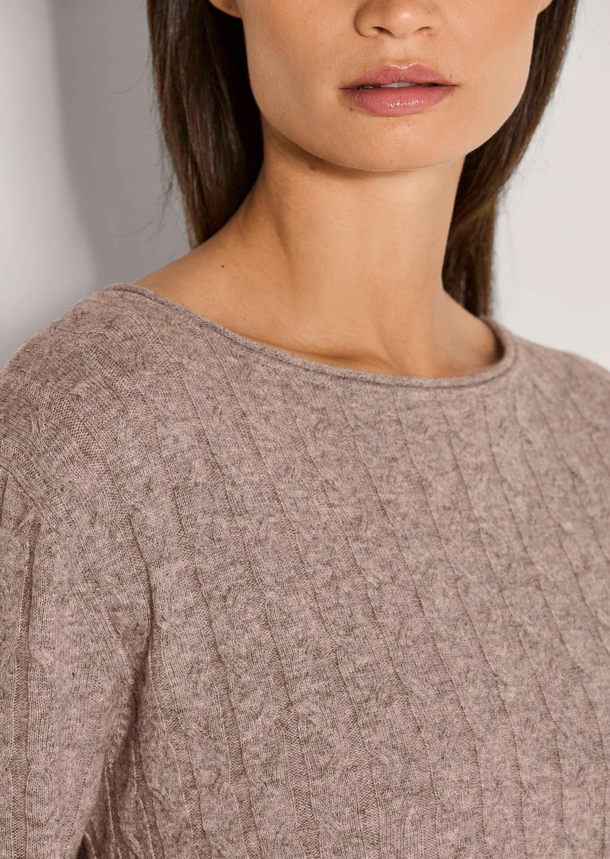 MADELEINE Strickpullover Eleganter Wollpullover mit Zopfmuster Rippstrickpullover mit Rundhals und langen Ärmeln