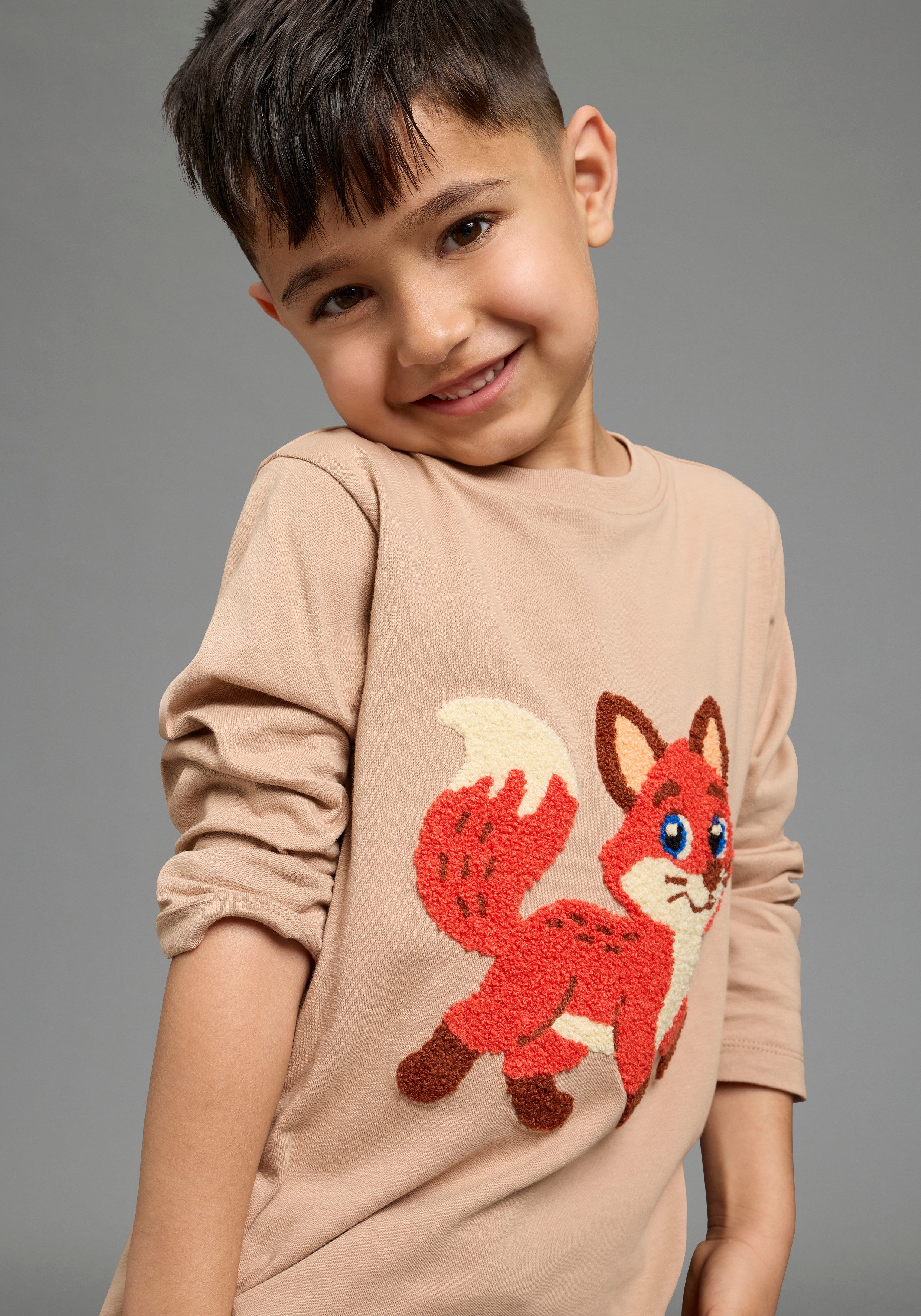 KIDSWORLD Langarmshirt Shirt mit großer Fuchs Frottee-Applikation hüftlange Basic-Passform, Langarm-Design, mit Stickerei