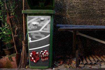 MuchoWow Wandsticker Ein Schwarz-Weiß-Foto von einem Pokertisch mit roten Würfeln (1 St), Mülleimer-aufkleber, Mülltonne, Sticker, Container, Abfalbehälter