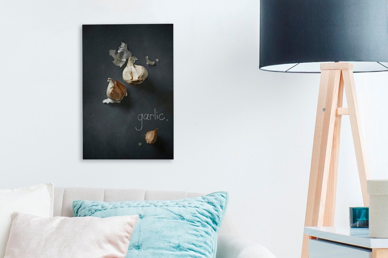 OneMillionCanvasses® Leinwandbild Knoblauch auf einer Leinwandbild Zackenaufhänger, inkl. Tafel cm 20x30 St), Text, Gemälde, mit fertig (1 bespannt