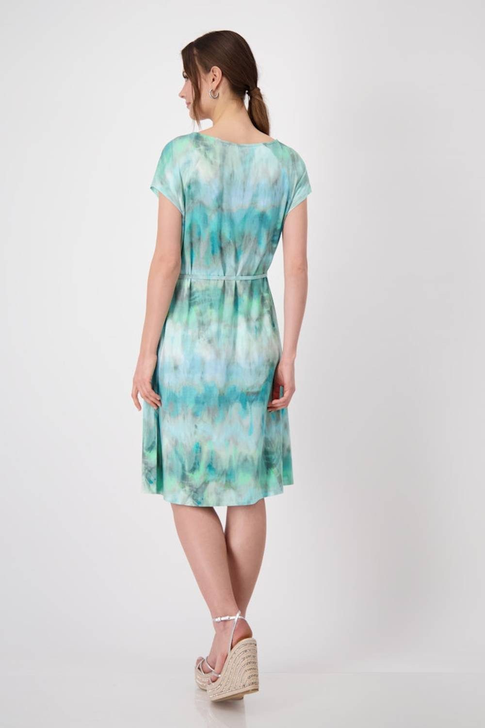 Monari Strandkleid Lagoon Batikmuster mit Bindeband und femininer Silhouette