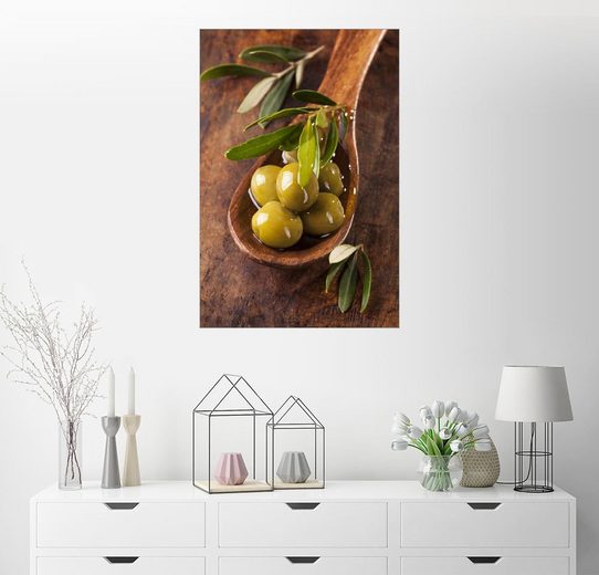 Posterlounge Wandbild, Löffel mit grünen Oliven auf einem Holztisch