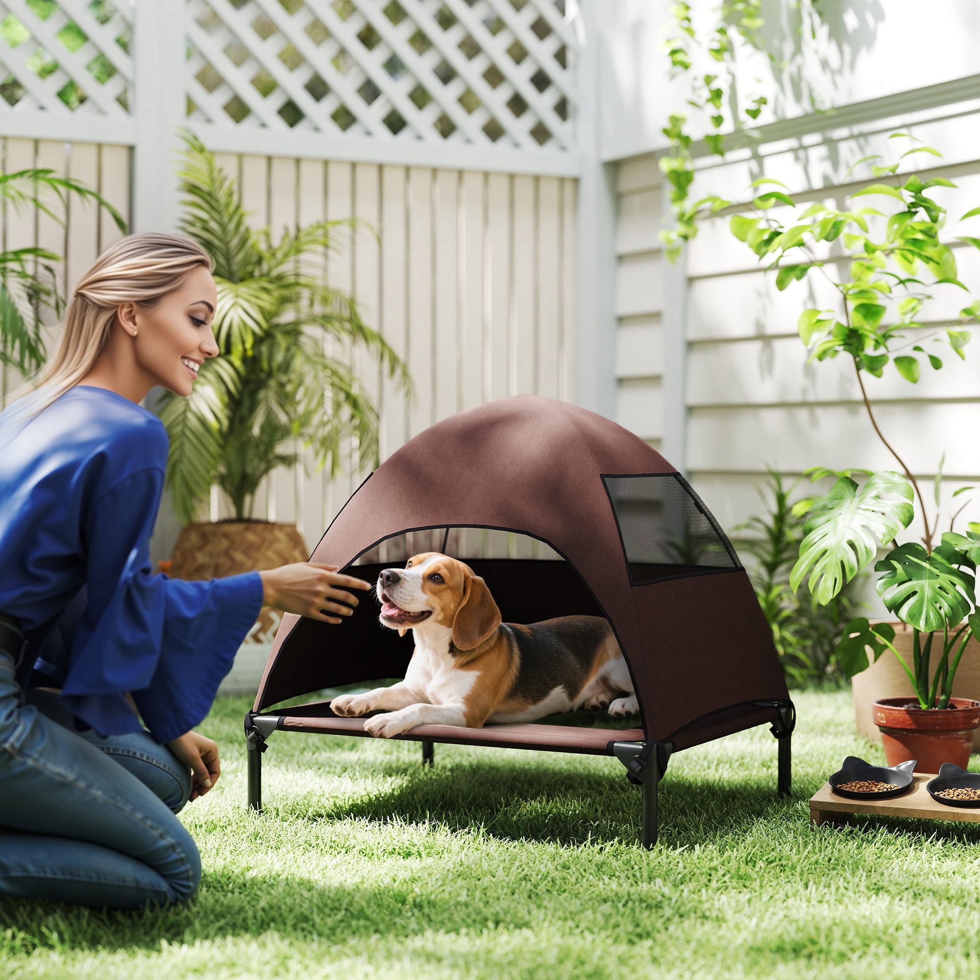 PawHut Tierbett Hundeliege Outdoor mit Dach, Erhöhtes Hundebett, Polyester, für Mittelgroße Hunde, für Draußen Camping, 76x61x71cm, Kaffee