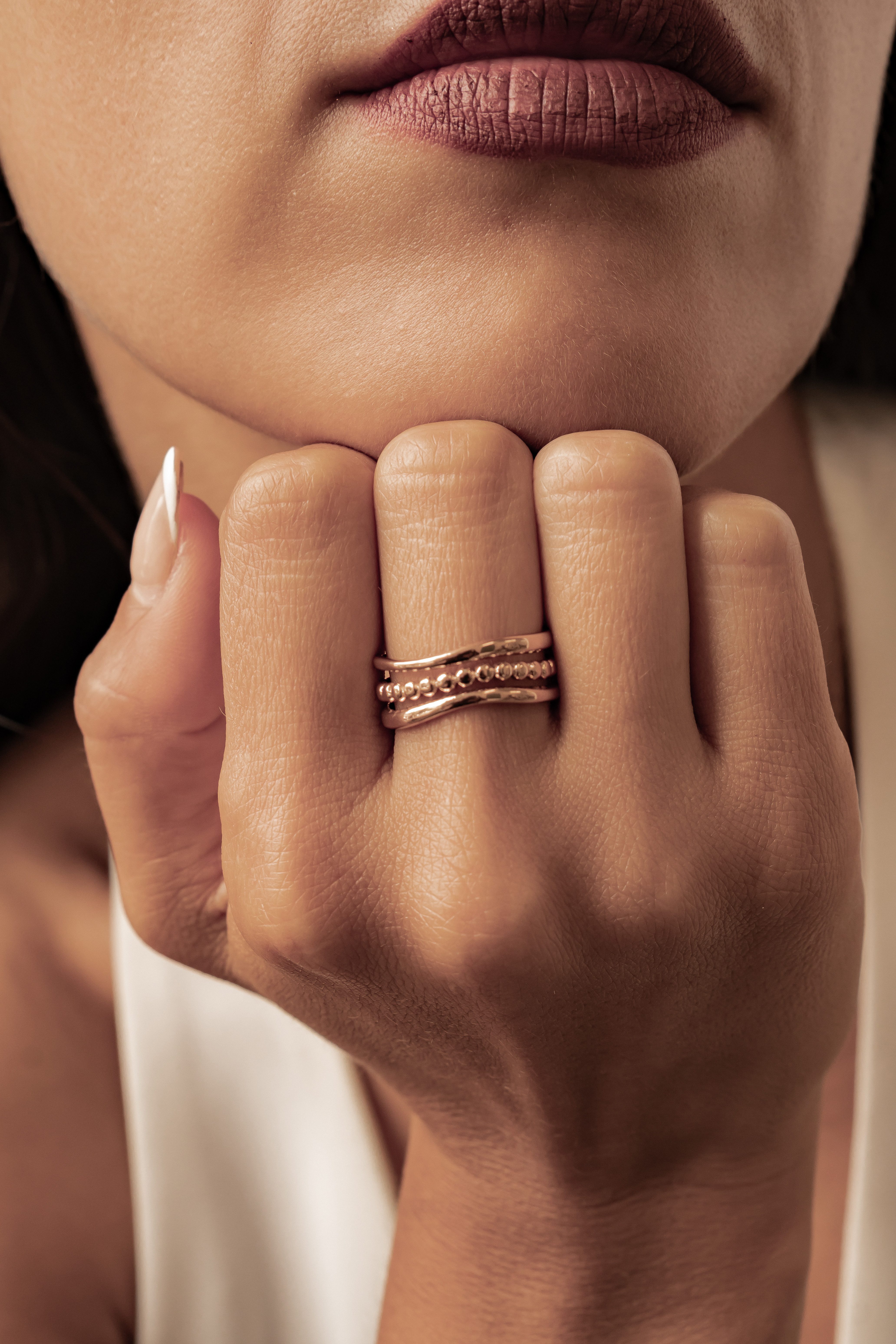 Hey Happiness Fingerring Damen – Layering Edelstahl Ring mit Perlen & Kugel Details, 18K vergoldet & rosévergoldet, moderner Schmuck – Bild 3 von 5