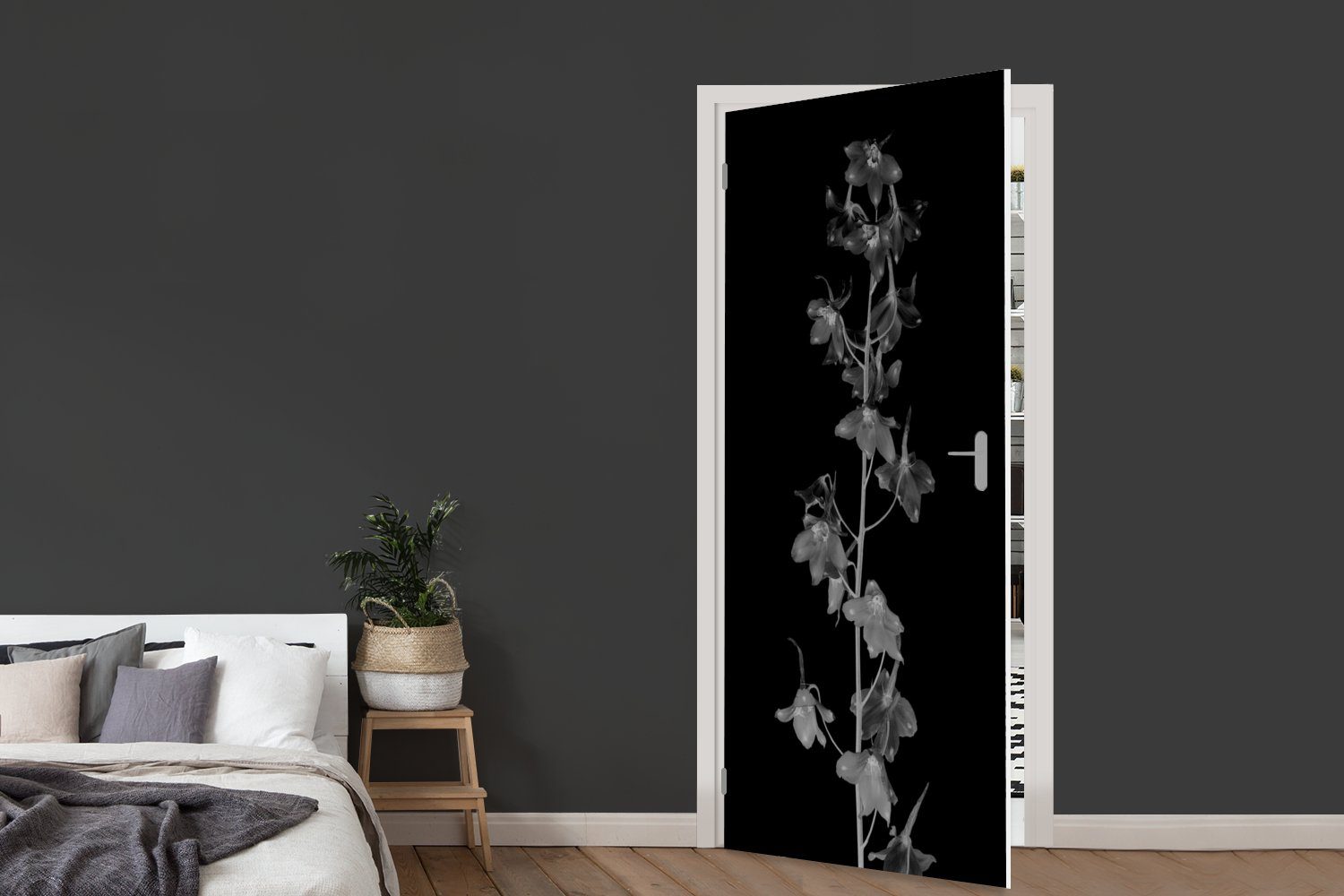 St), MuchoWow Fototapete Türaufkleber, Matt, Tür, - cm Pflanzenporträt 75x205 bedruckt, der schwarz-weiß, für Türtapete (1 Delphinium-Blüte