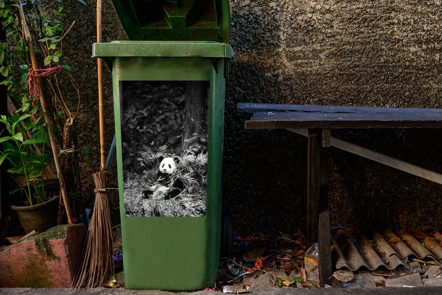 Panda Abfalbehälter Wandsticker Mülltonne, (1 Sticker, Mülleimer-aufkleber, und zwischen Weiß in Container, Schwarz dem St), Bambus MuchoWow