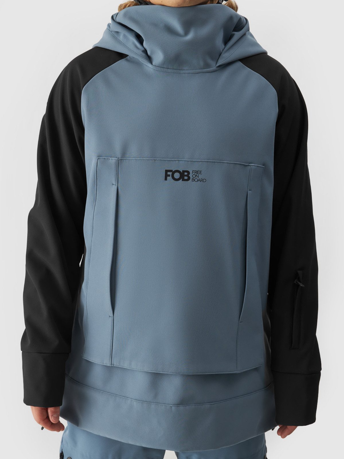 4F Snowboardjacke, Praktische Kängurutasche und Ärmeltasche für