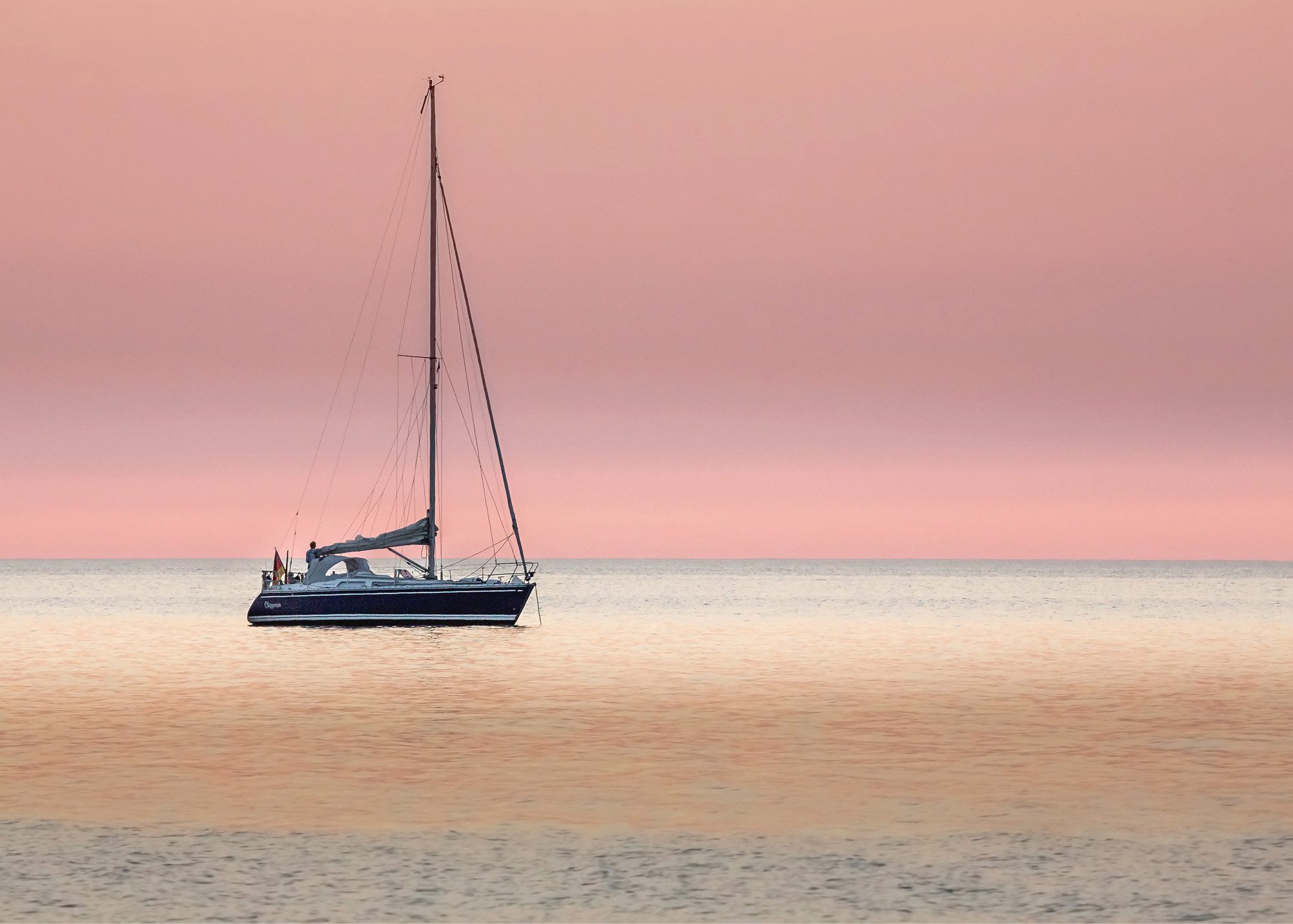 Rasch Fototapete Segelboot in Abenddämmerung - Vliestapete Rot, bedruckt, (1 Rolle, 1 St., Kollektion 'Magicwalls' - 2,65 m x 3,71 m), Lichtbeständige Farben - Feucht abwischbar - Restlost abziehbar