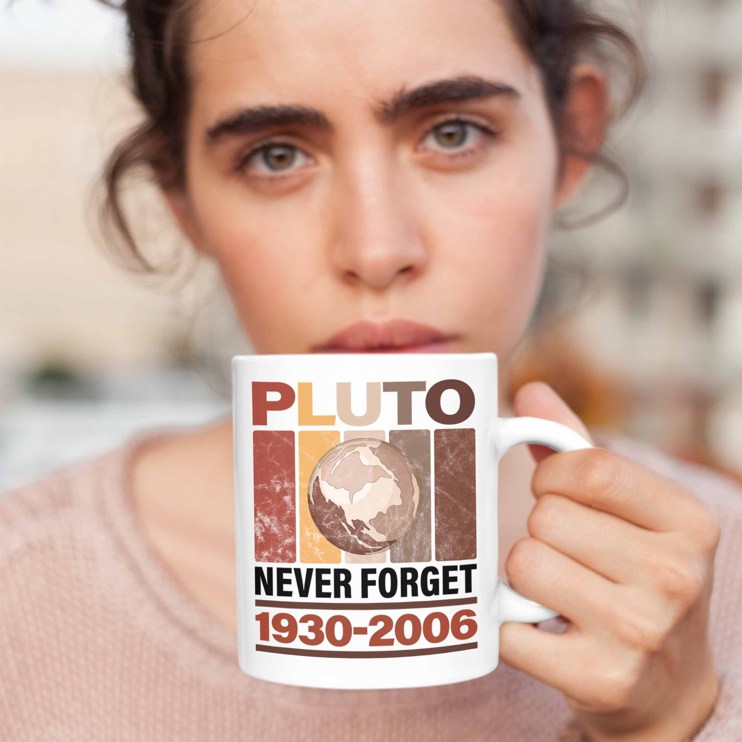 Trendation Tasse Lustige Tasse "Pluto Never Forget" Astronomie-Fans Weiss Geschenk