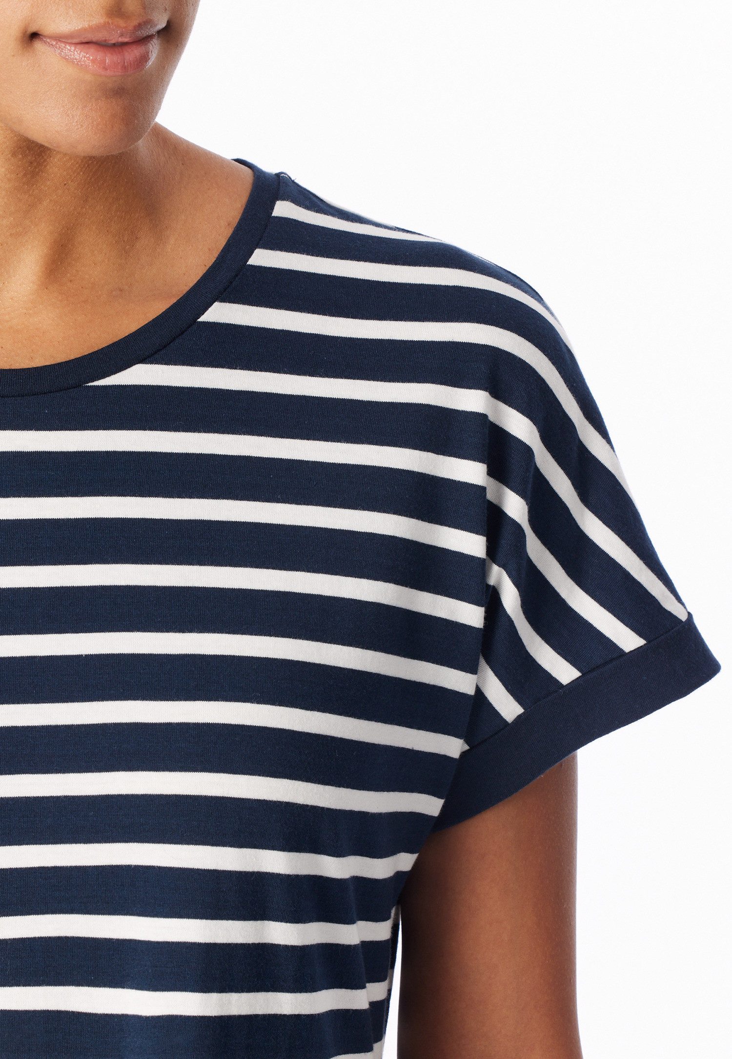 Schiesser Nachthemd Casual Essentials mit garngefärbten Streifen und sportlichen Taschen – Bild 5 von 5