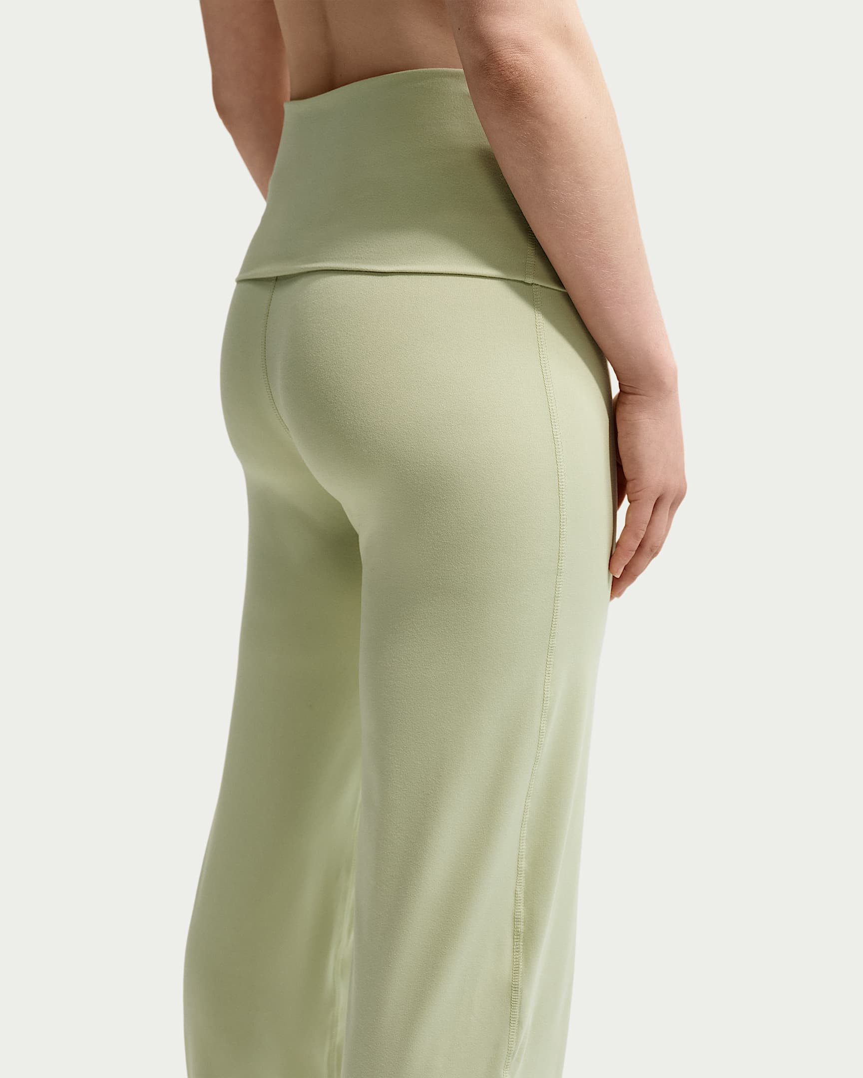 Nike Sportswear Sporthose W NK FLARED PANT GLS mit ausgestelltem Bein, aus Polyester und Elasthan