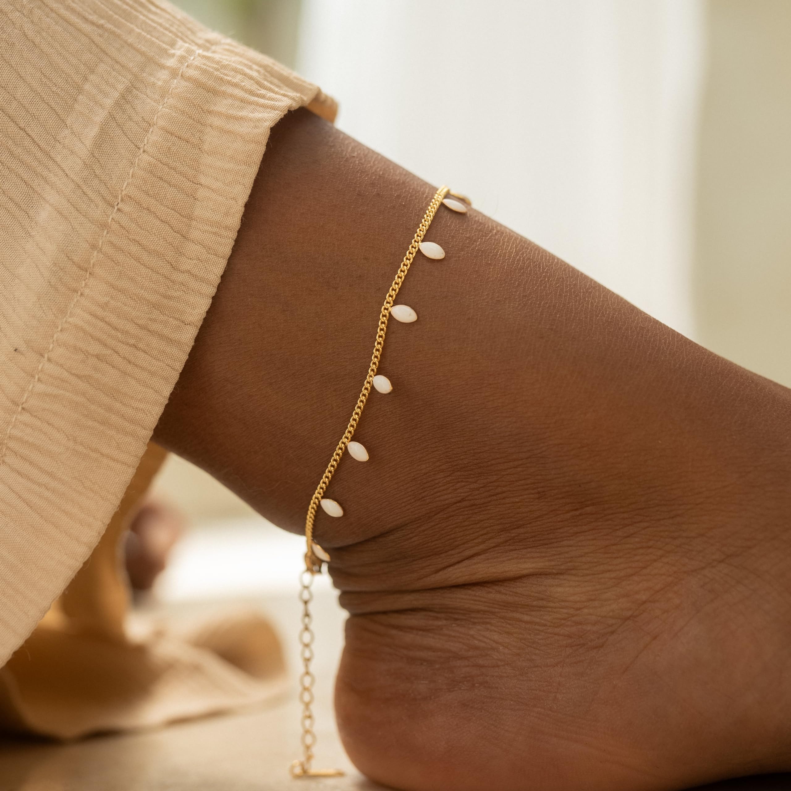 Made by Nami Fußkette Edelstahl Fußkettchen für Damen in Gold, Wasserfest mit Perlen, 21,5cm lang mit 6,1cm Verstellkette, Surfer oder Boho Schmuck