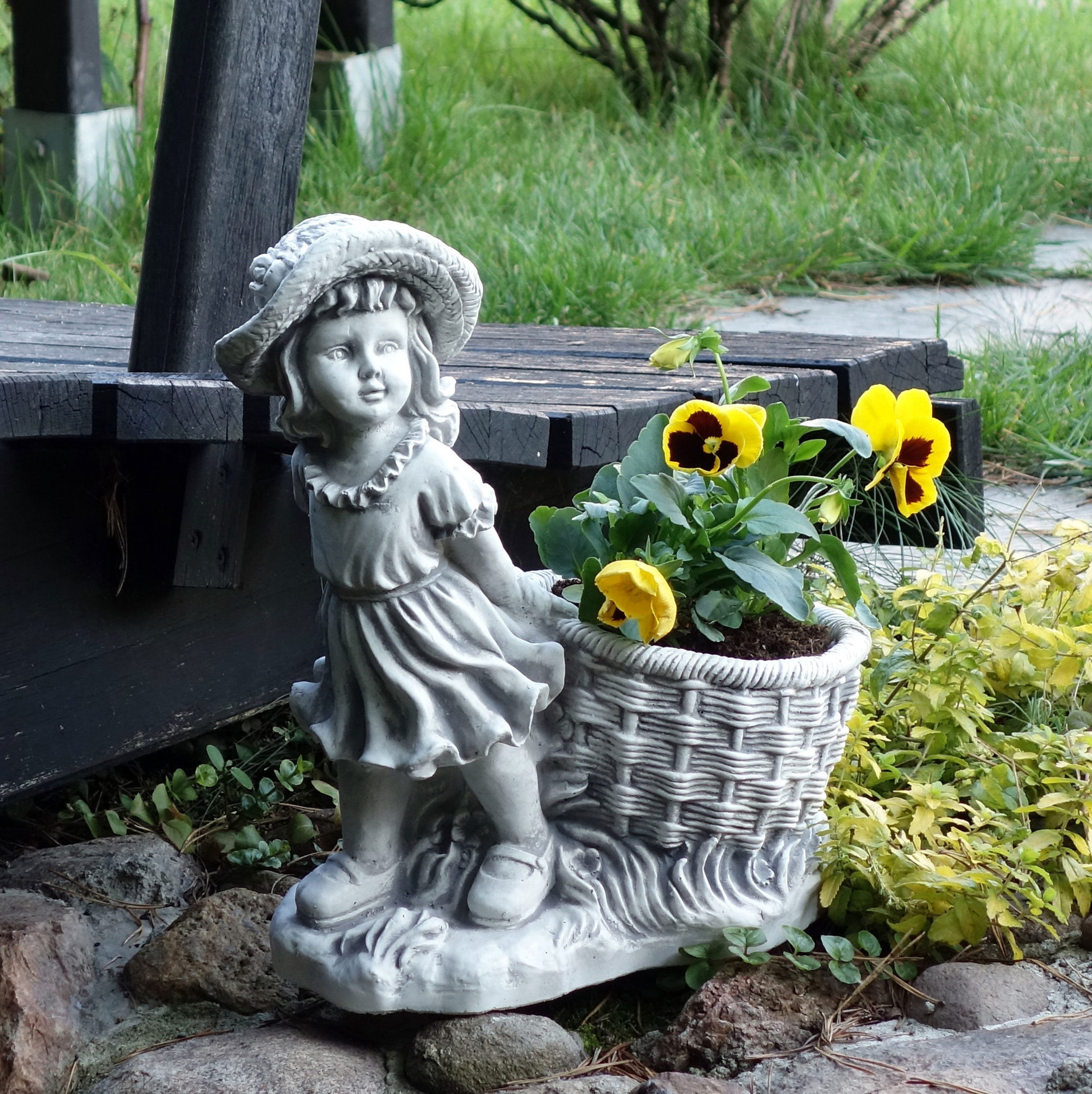 gartendekoparadies.de Pflanzkübel Mädchen mit Blumentopf Pflanzgefäß, H. 41 cm, 1 Liter, 10 kg, Frostsicher
