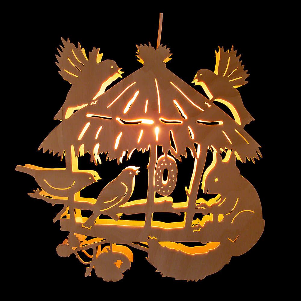 Kunstgewebe Taulin Schwibbogen Fensterbild Vogelhaus mit Eichhörnchen (31cm) von Kunstgewerbe Taulin