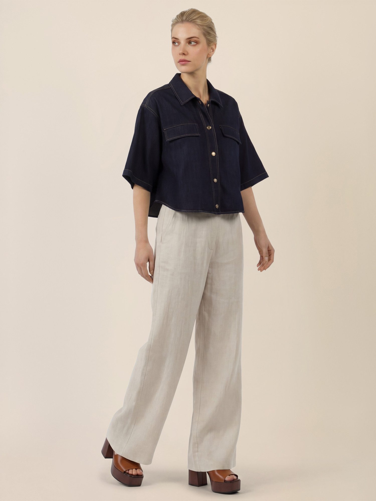 Apart Kurzarmbluse mit Druckknöpfen