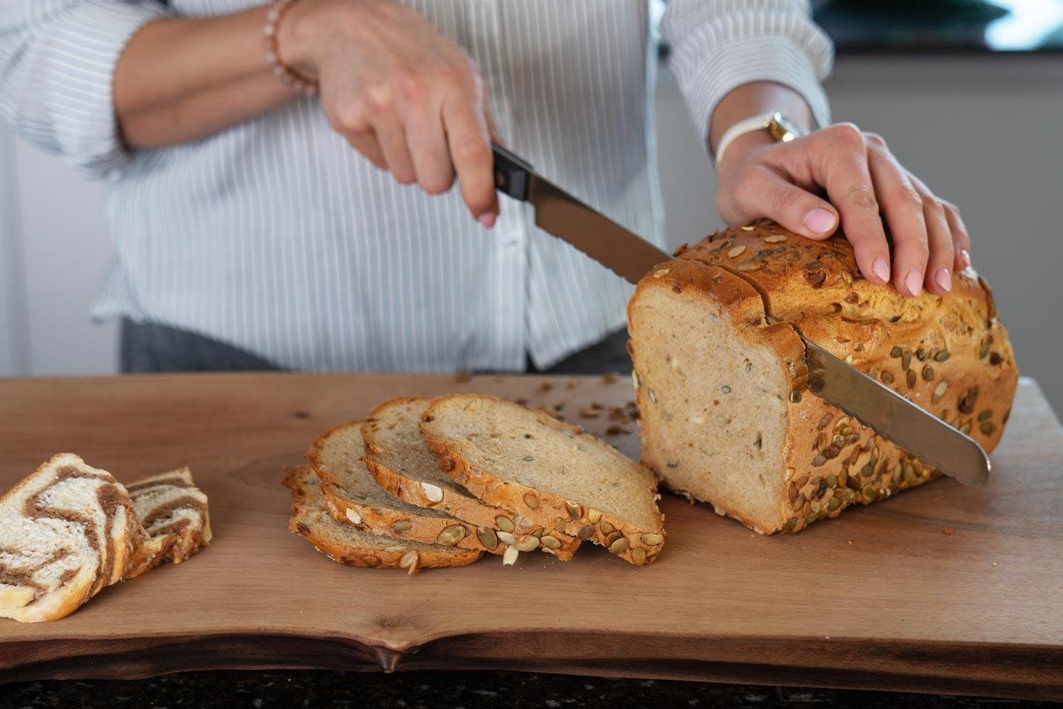 Sallys Brotmesser aus Edelstahl und 31,5 cm Klingenlänge, aus einem Stück geschmiedet und extra lange Klinge
